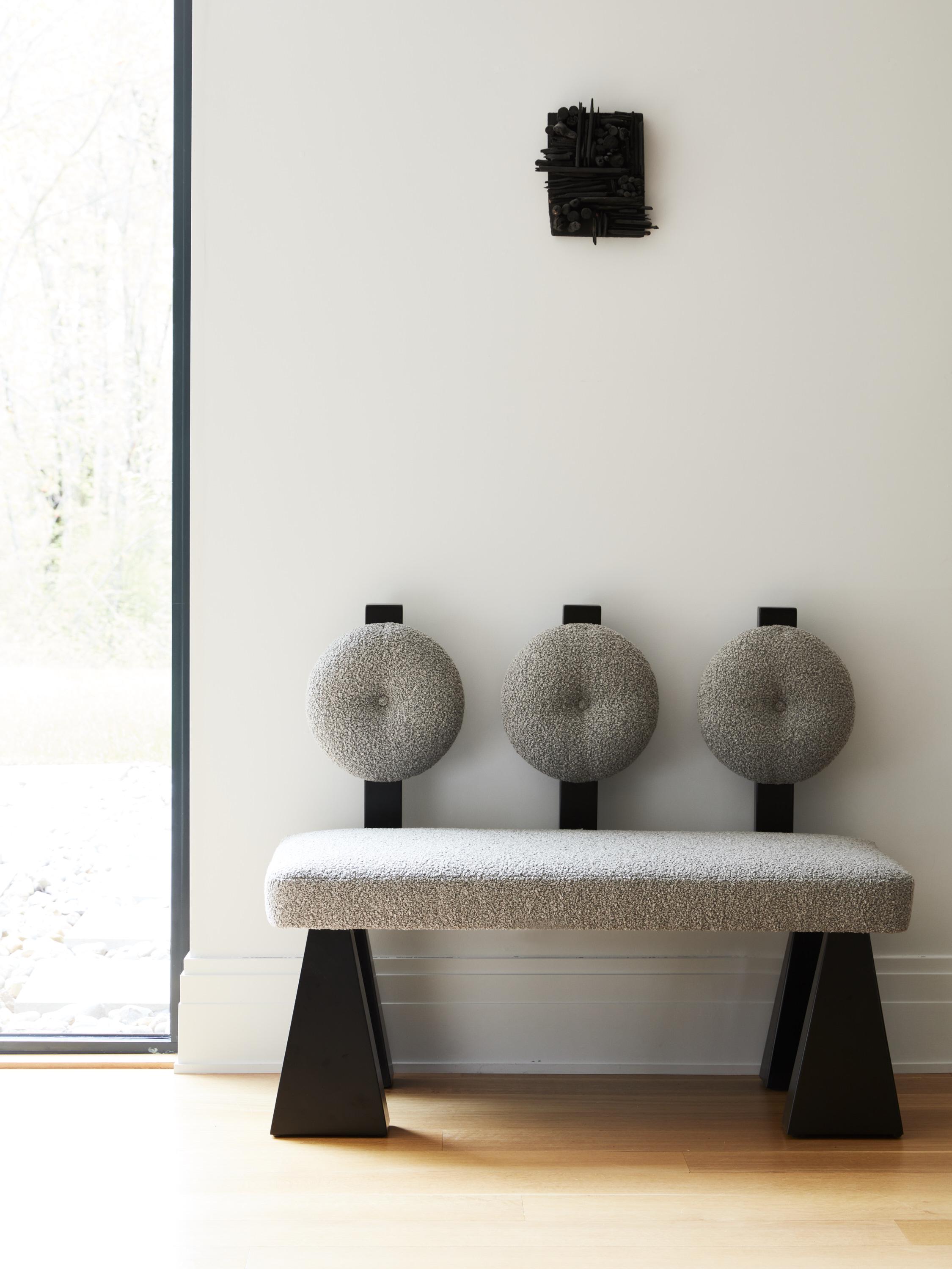 Américain Settee Lola, Boucl et banquette en bois laqué noir de Christian Siriano en vente