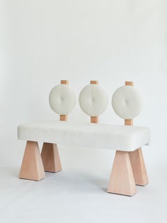 Settee Lola, boucl et banquette en bois naturel de Christian Siriano