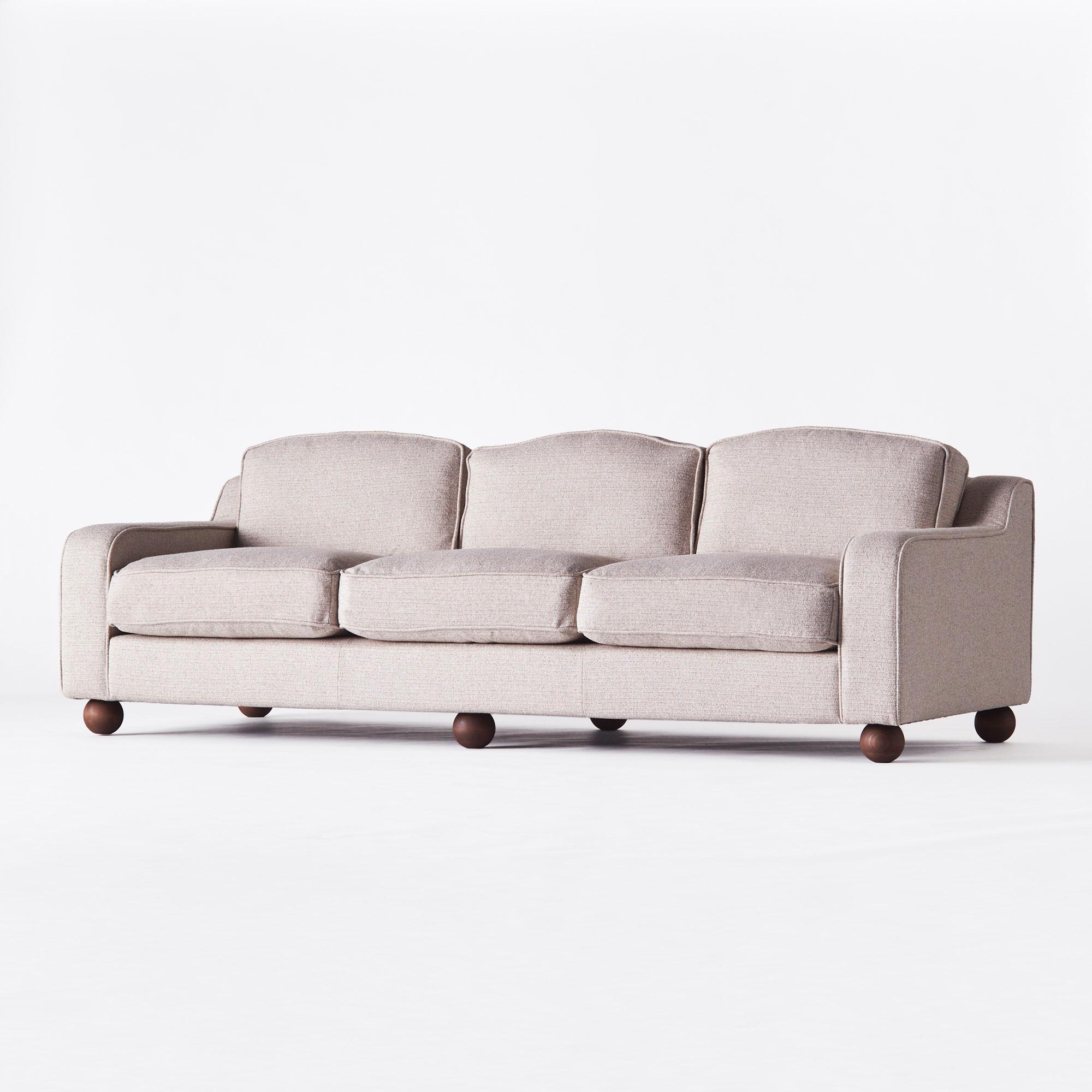 Le canapé Lola Woven Sand est un canapé aux formes douces, recouvert d'un tissu jacquard couleur sable de JAB. Le canapé est doté d'un cadre en hêtre massif et en contreplaqué, et d'un padding composé de mousse à froid, de polyéther, d'un