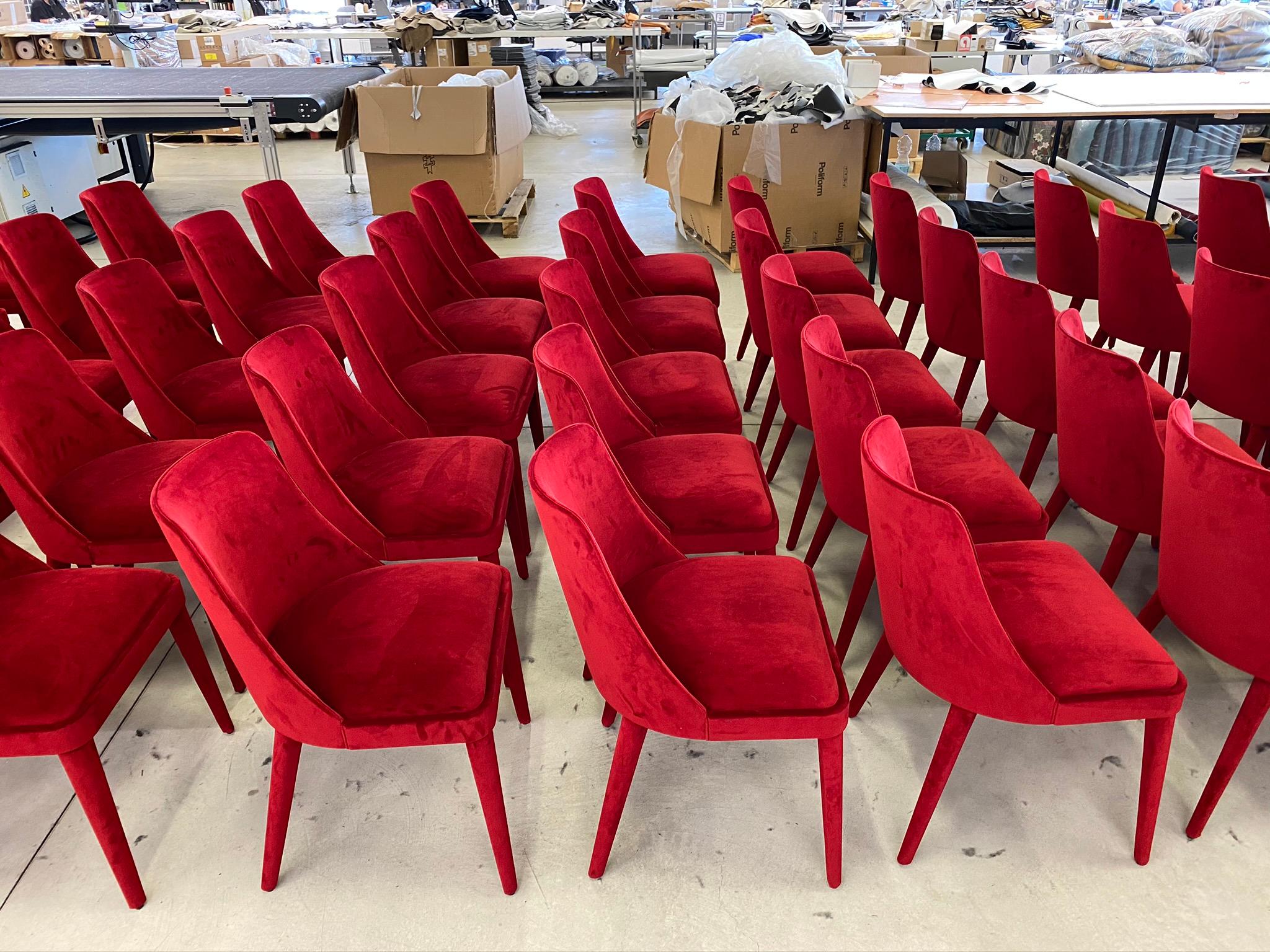 Travail du bois Lola, la chaise classique et très confortable rembourrée en vente