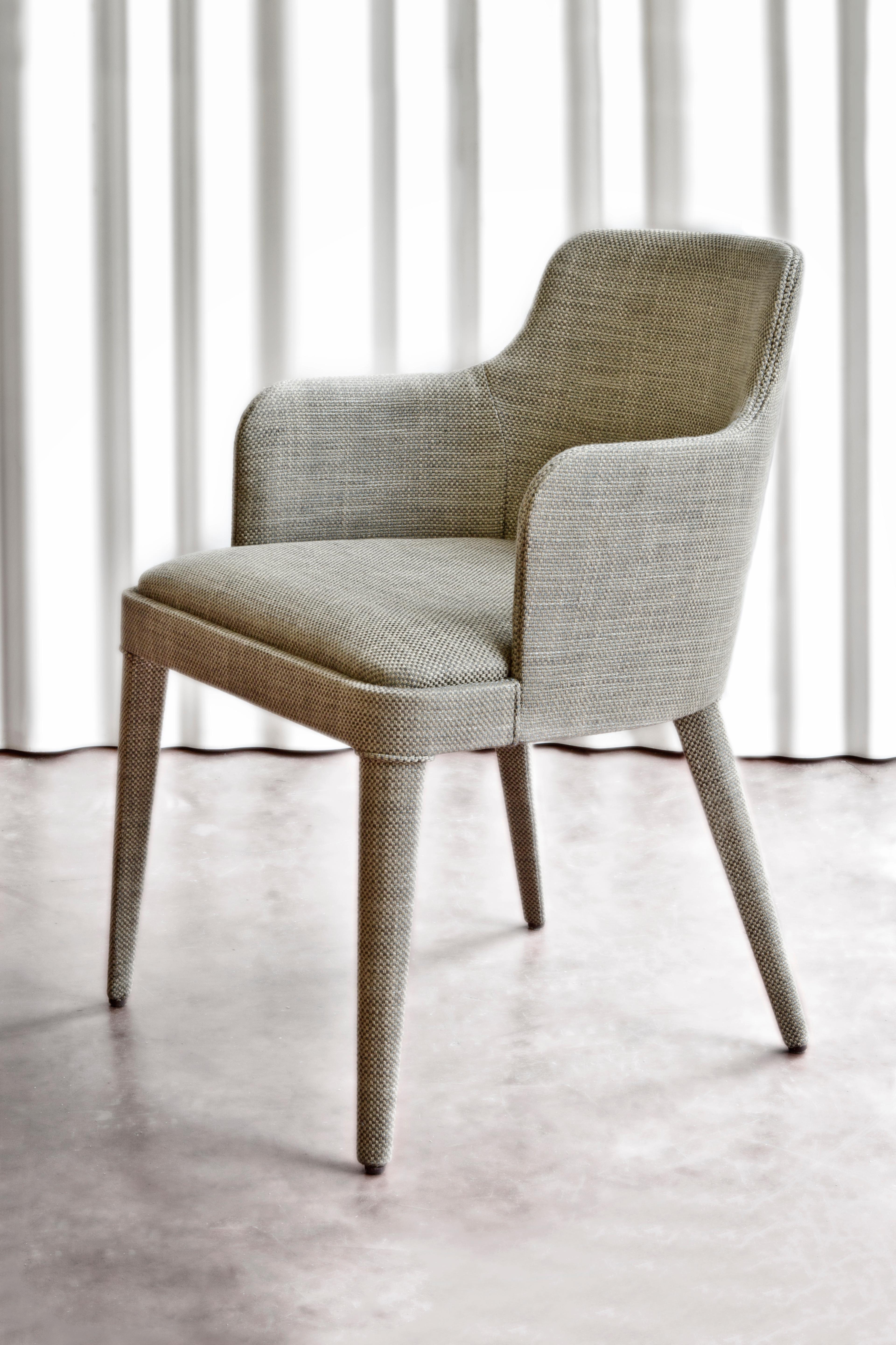 The upholstered armchair is a classic and always up-to-date piece, which could not be missing from the Casa Casati catalogue. The Lola armchair, however, has been revisited in the proportions and finishes to become more comfortable and more