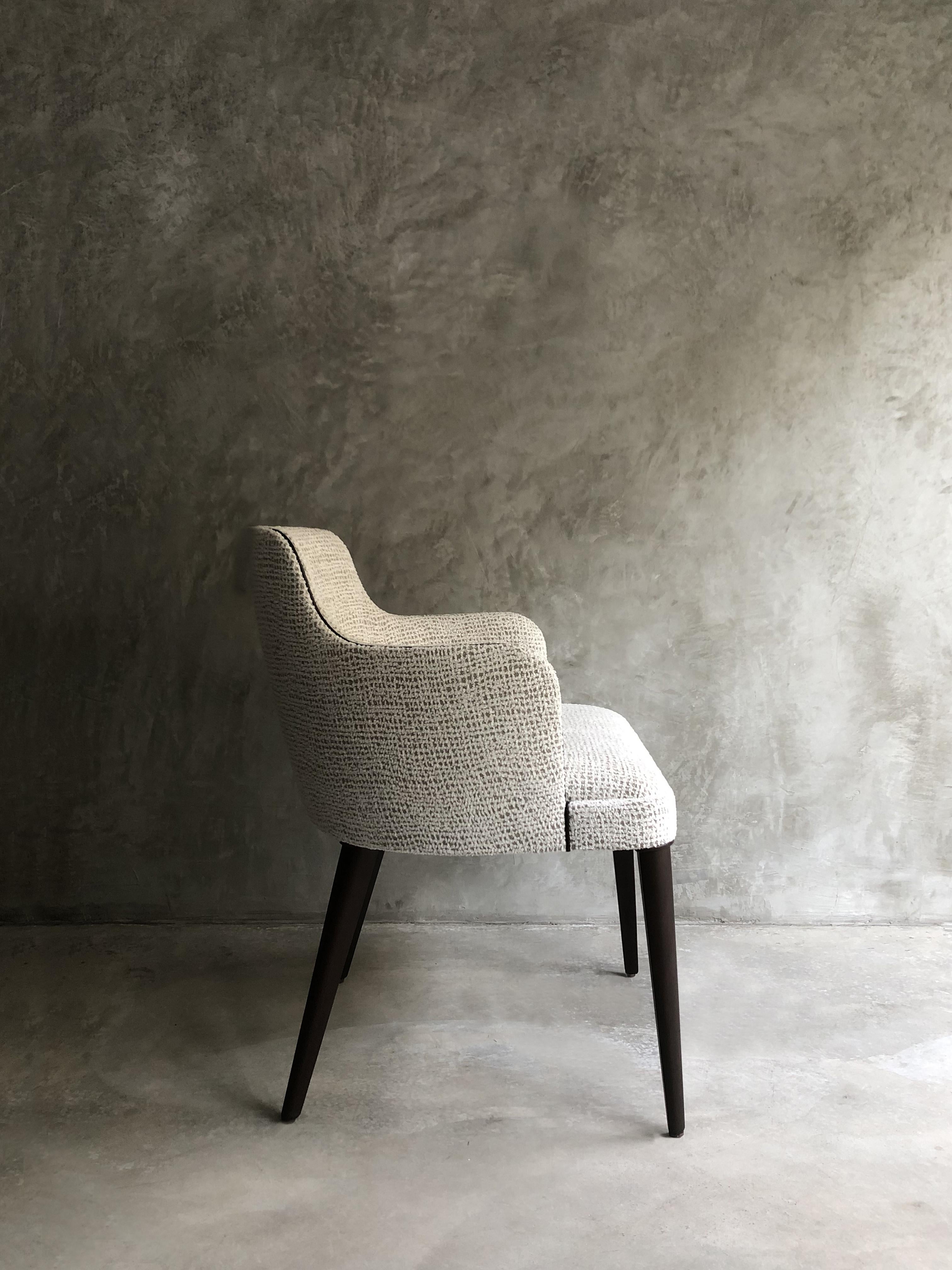 The upholstered armchair is a classic and always up-to-date piece, which could not be missing from the Casa Casati catalogue. The Lola armchair, however, has been revisited in the proportions and finishes to become more comfortable and more