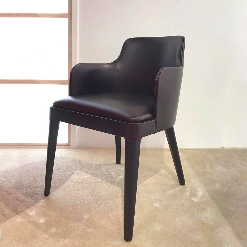 Lola, the Elegant and Padded Chair in Leather In New Condition For Sale In Milan, MI