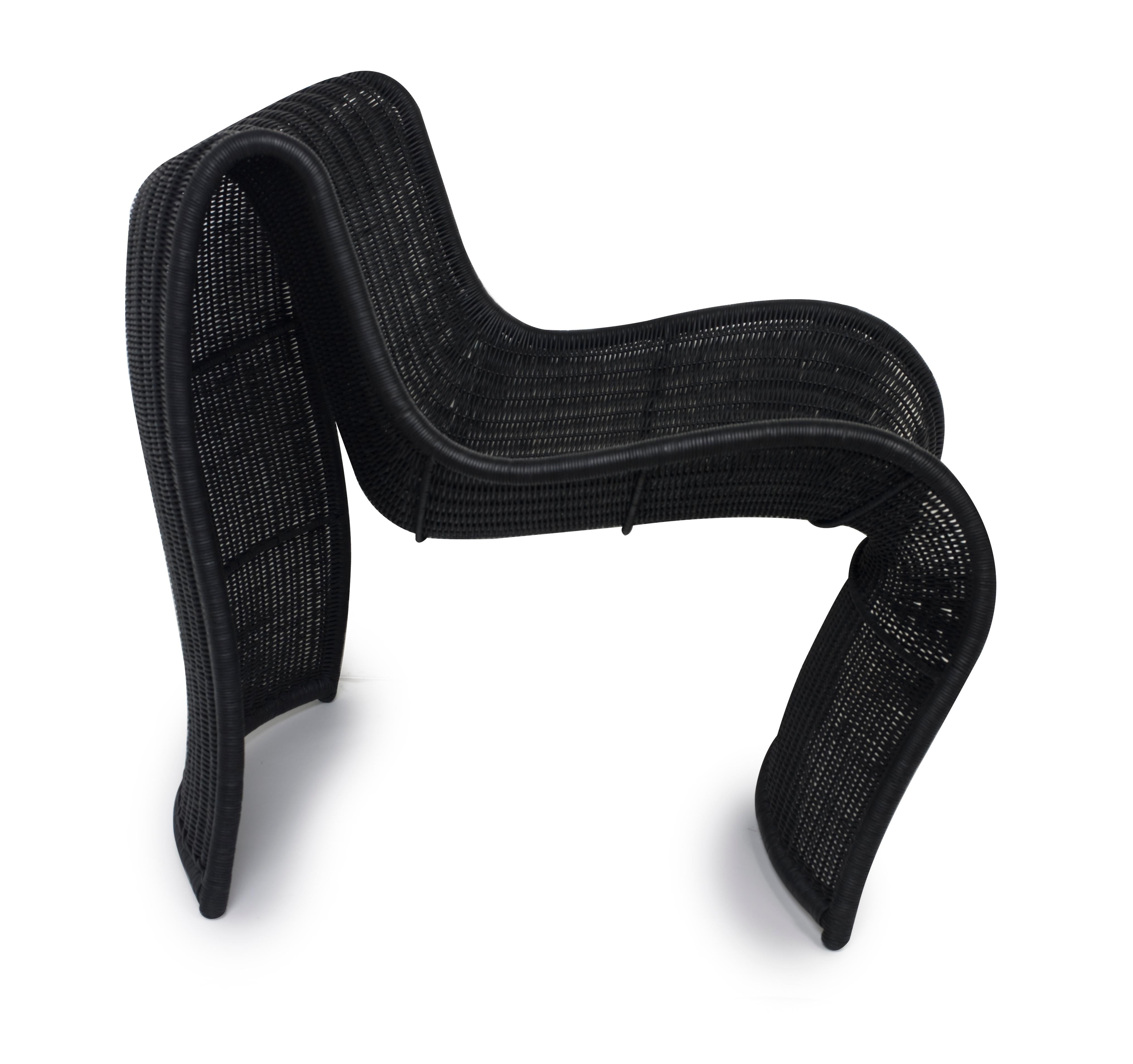 Der Lola-Stuhl ist ein bemerkenswertes Zeugnis für die Schönheit natürlicher MATERIALIEN und fachmännischer Handwerkskunst. Geschickte Kunsthandwerker auf den Philippinen flechten den Stuhl aus Korbgeflecht, der in einer modernen und innovativen