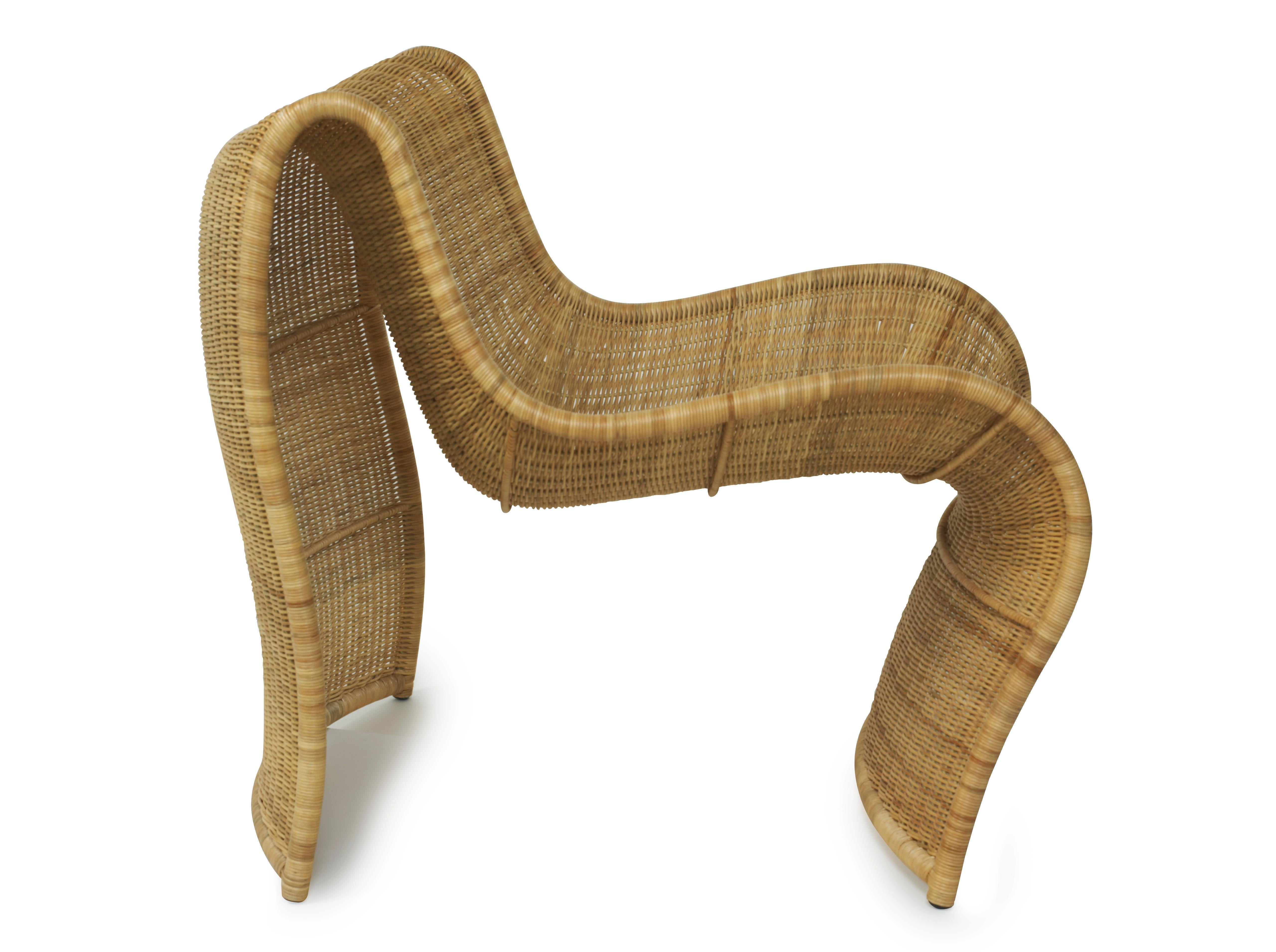 La nouvelle chaise Lola est un remarquable témoignage de la beauté des matériaux naturels et de l'expertise artisanale. Des artisans qualifiés des Philippines tressent méticuleusement la chaise en osier, qui a été présentée d'une manière moderne et