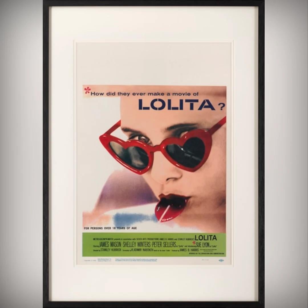 Lolita (1962) - ENCADRÉ
Carte à fenêtre originale des États-Unis (14 x 22 pouces)

Cette affiche originale présente l'image emblématique de Sue Lyon réalisée par Bert Stern pour l'adaptation par Stanley Kubrick de Lolita de Vladimir Nabokov. Déplié,