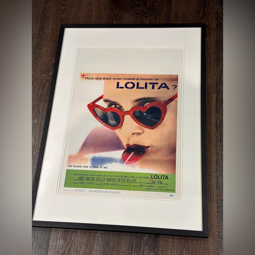 Milieu du XXe siècle Lolita (1962) - ENCADRÉ en vente