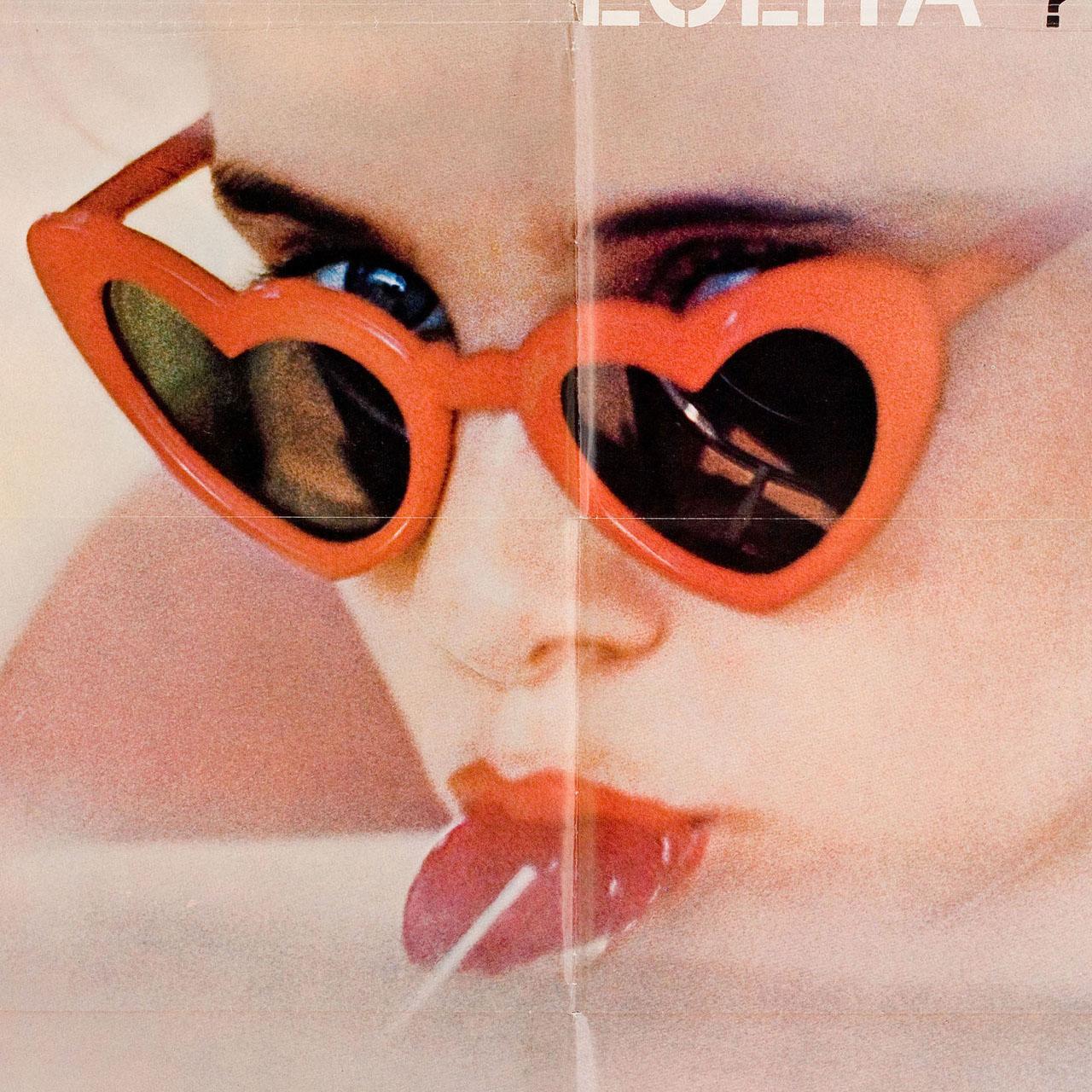 Manifesto originale del 1962 per il film Lolita diretto da Stanley Kubrick con James Mason e Shelley Winters. Condizioni molto buone-fine, piegato con fori di spillo. Molti manifesti originali sono stati emessi piegati o sono stati successivamente