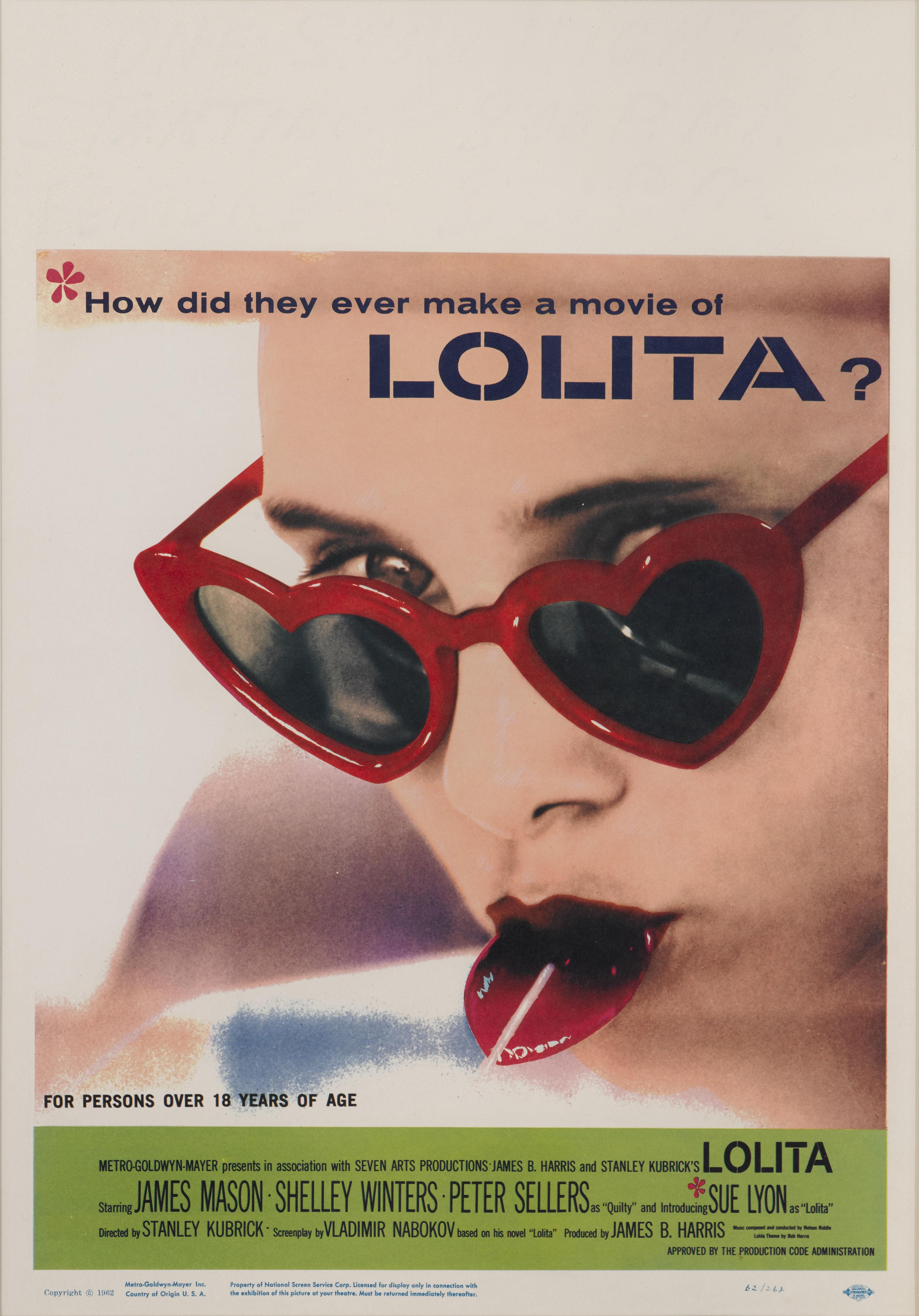 Original US-Filmplakat für Stanley Kubricks umstrittenen Film von 1962 mit James Mason und Shelley Winters und Peter Sellers in den Hauptrollen.
Auf einem Plakat dieser Größe wären die Zeiten der Vorführung in den leeren Bereich am oberen Rand des