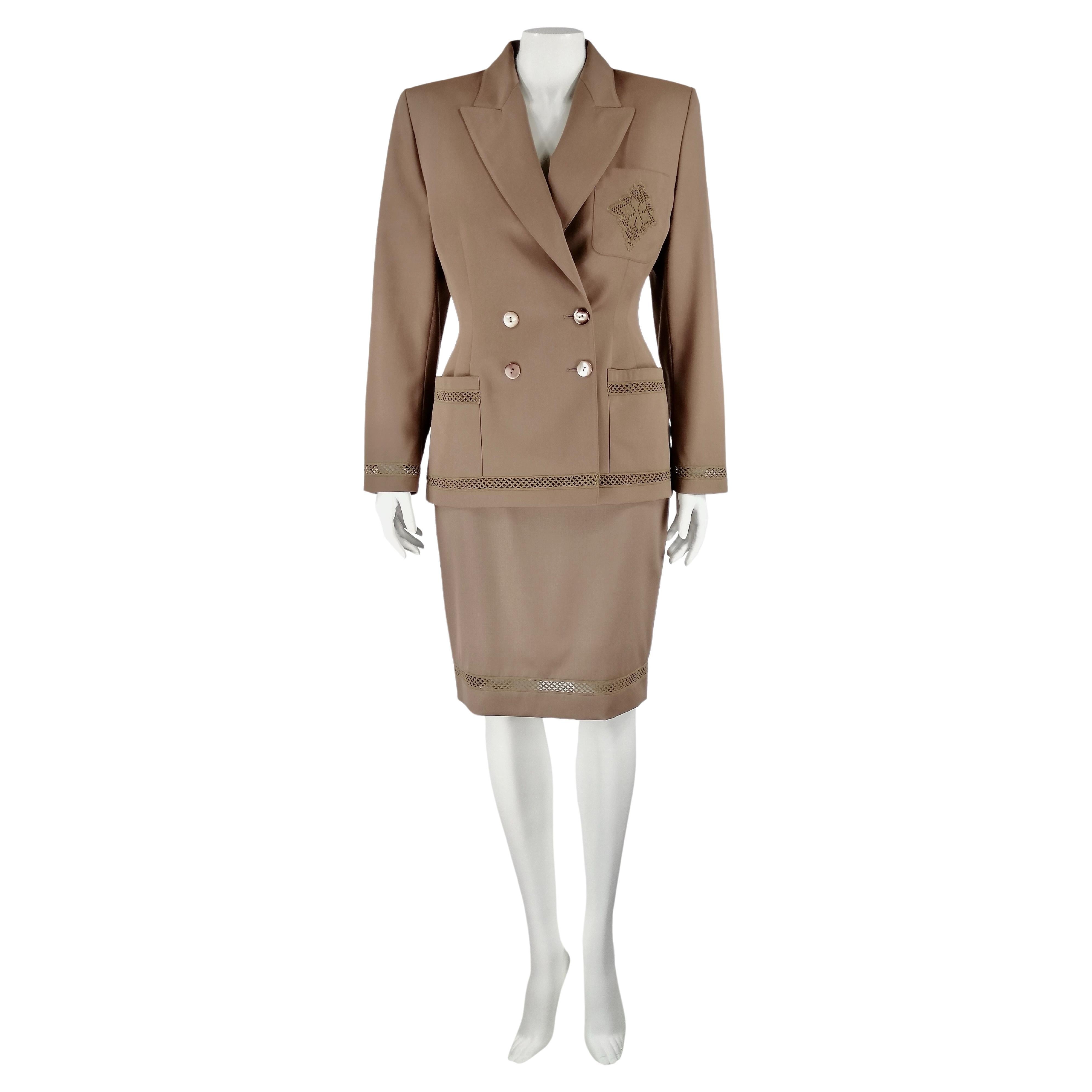 LOLITA LEMPICKA - PARIS
Suit with wool skirt - Havana color
Double-breasted jacket - details with openwork trimmings.
Size 40 French
Made in France
100% lightweight wool for spring and early autumn
Vintage late 80s
Flat measures:
Jacket:
Length cm.
