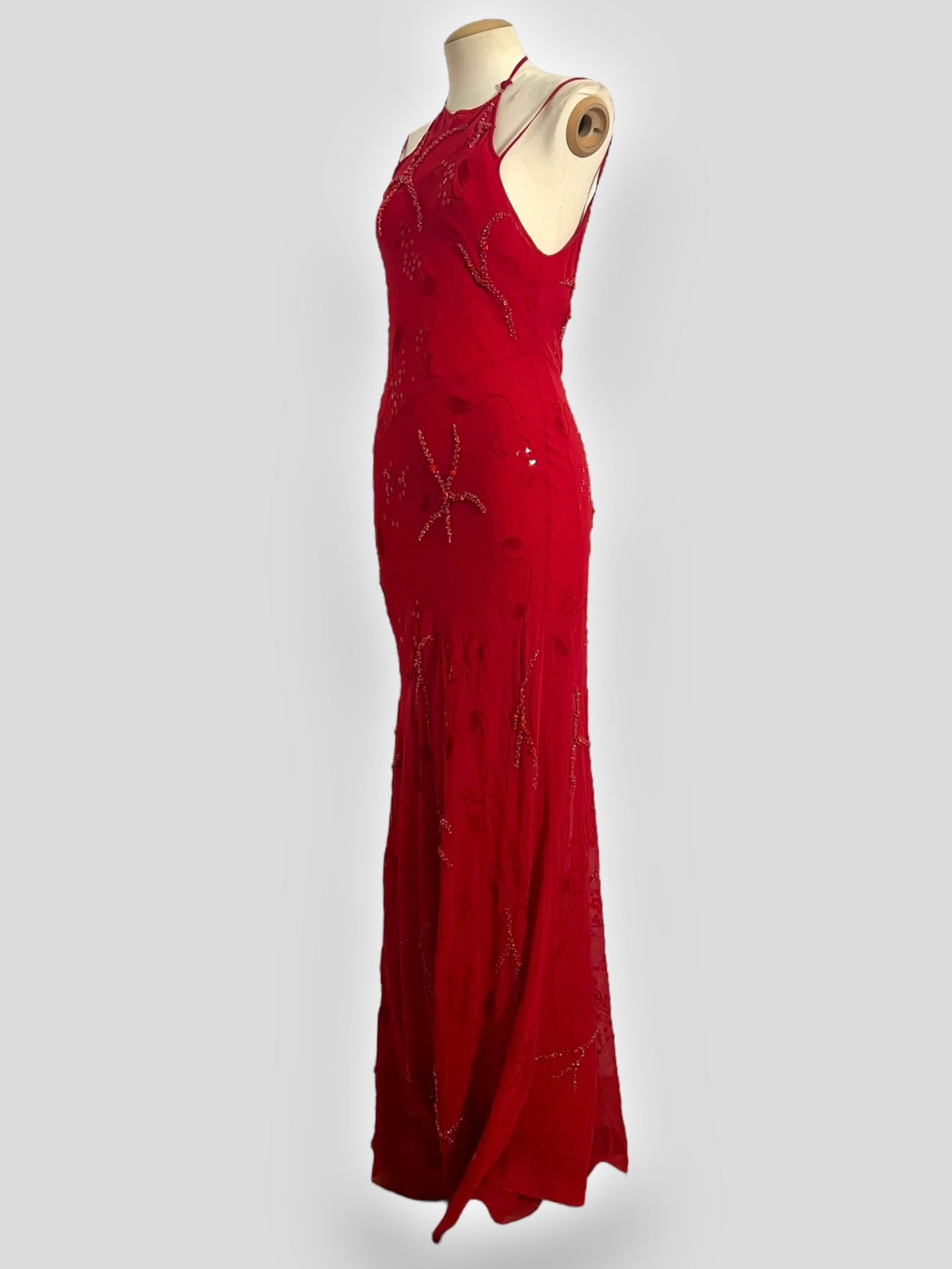 
Pièce rare et romantique de la collection printemps/été 2001 de Lolita Lempicka, cette robe en soie rouge incarne l'esthétique fantaisiste et féminine de la créatrice. Découpé avec une encolure dos nu et de délicates doubles bretelles spaghetti, le