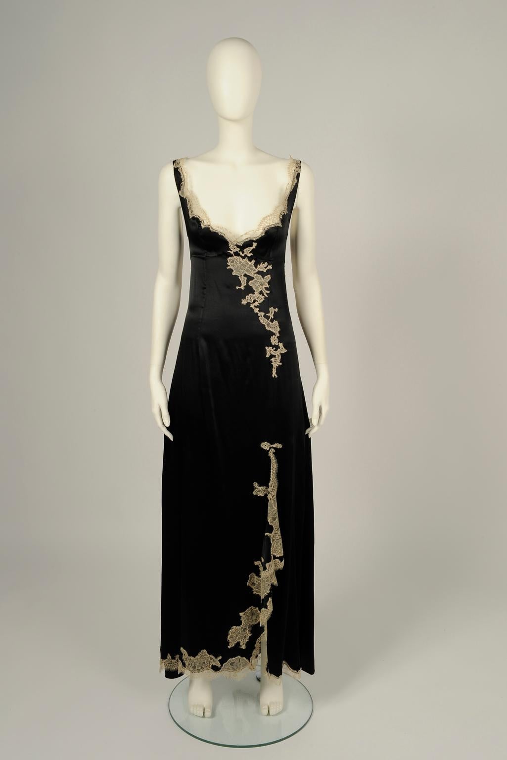 Lolita Lempicka Vestido de noche con espalda descubierta y ribetes de encaje, Otoño-Invierno 1998 Negro