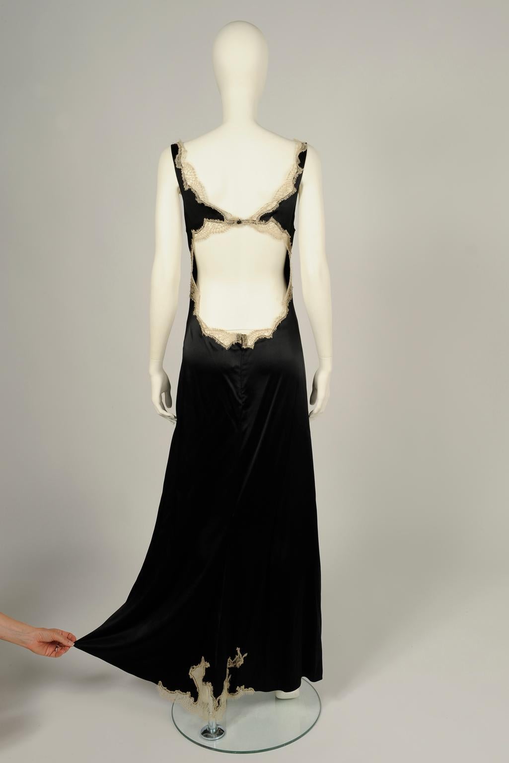 Lolita Lempicka Vestido de noche con espalda descubierta y ribetes de encaje, Otoño-Invierno 1998 4