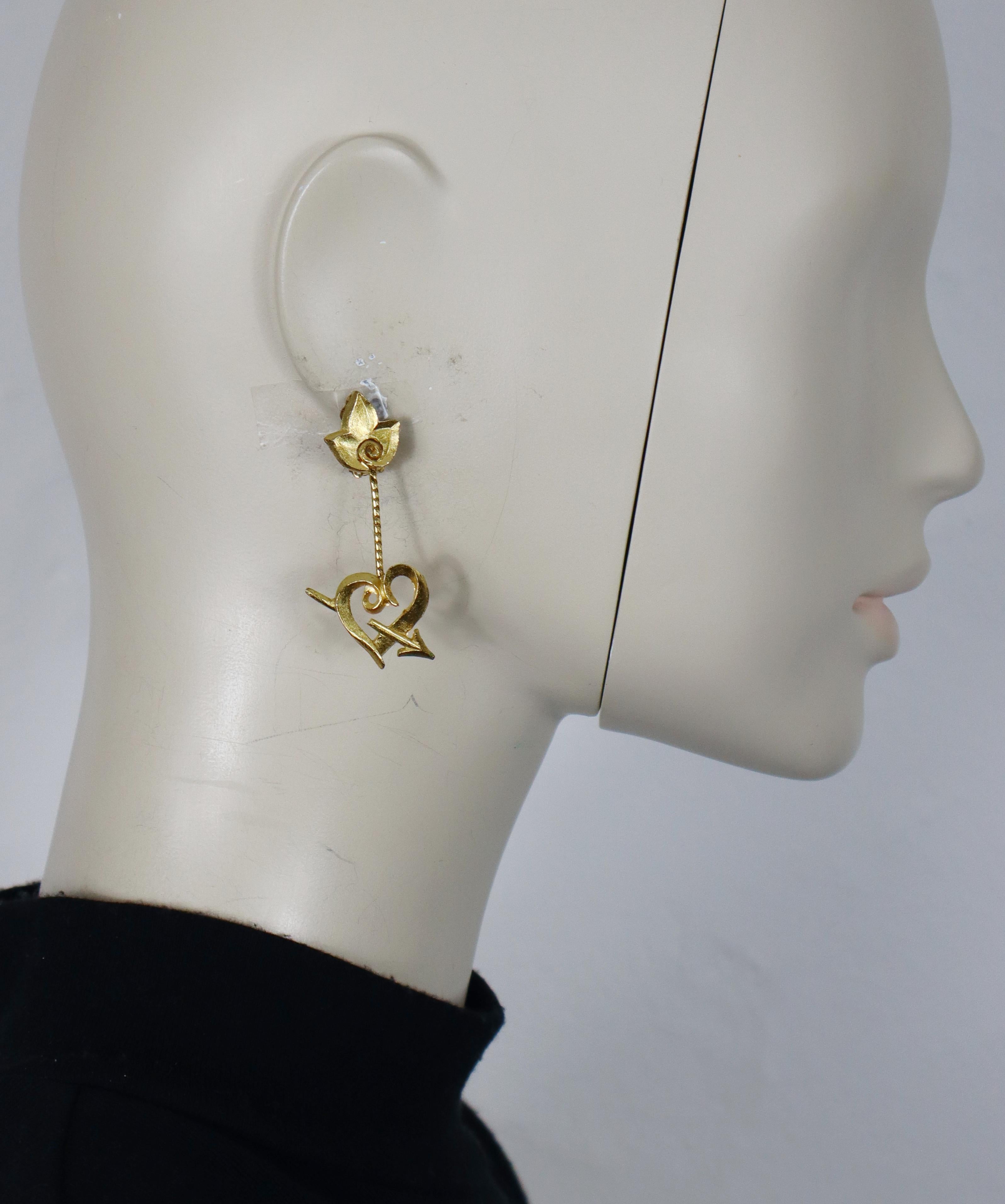 LOLITA LEMPICKA vintage gold tone pierced heart dangle earrings (clip-on).

Embossed with the LOLITA LEMPICKA L monogram (only on the reverse of one earring).

Indicative measurements : height approx. 5.3 cm (2.09 inches) / max width approx. 2.3 cm