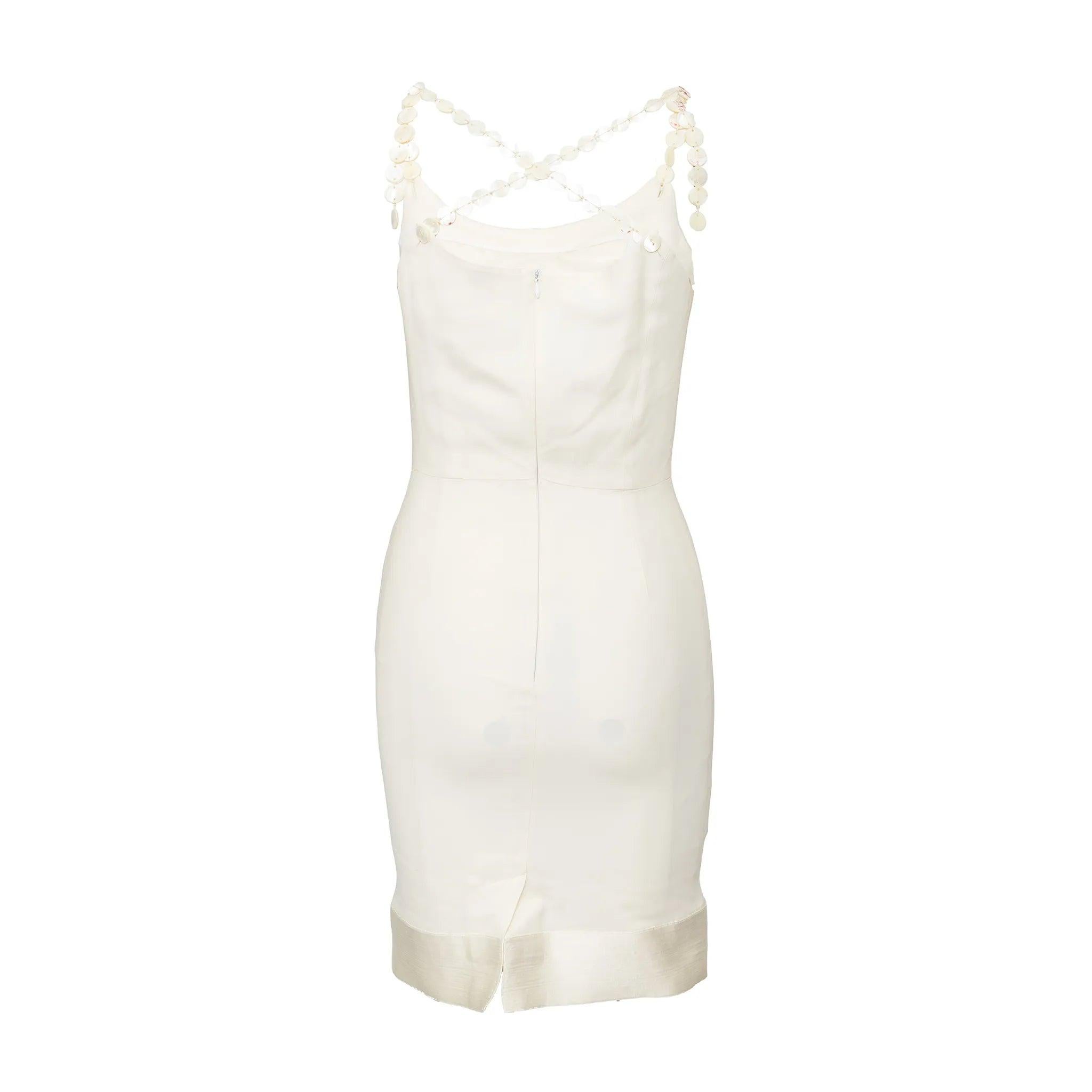 Minivestido Lolita Lempicka en mezcla de seda de color blanco roto con escote redondeado, tirantes ajustables con botones de nácar, pliegues moldeadores y panel de seda en el dobladillo.
 Observaciones: Hay pequeñas manchas. La etiqueta de