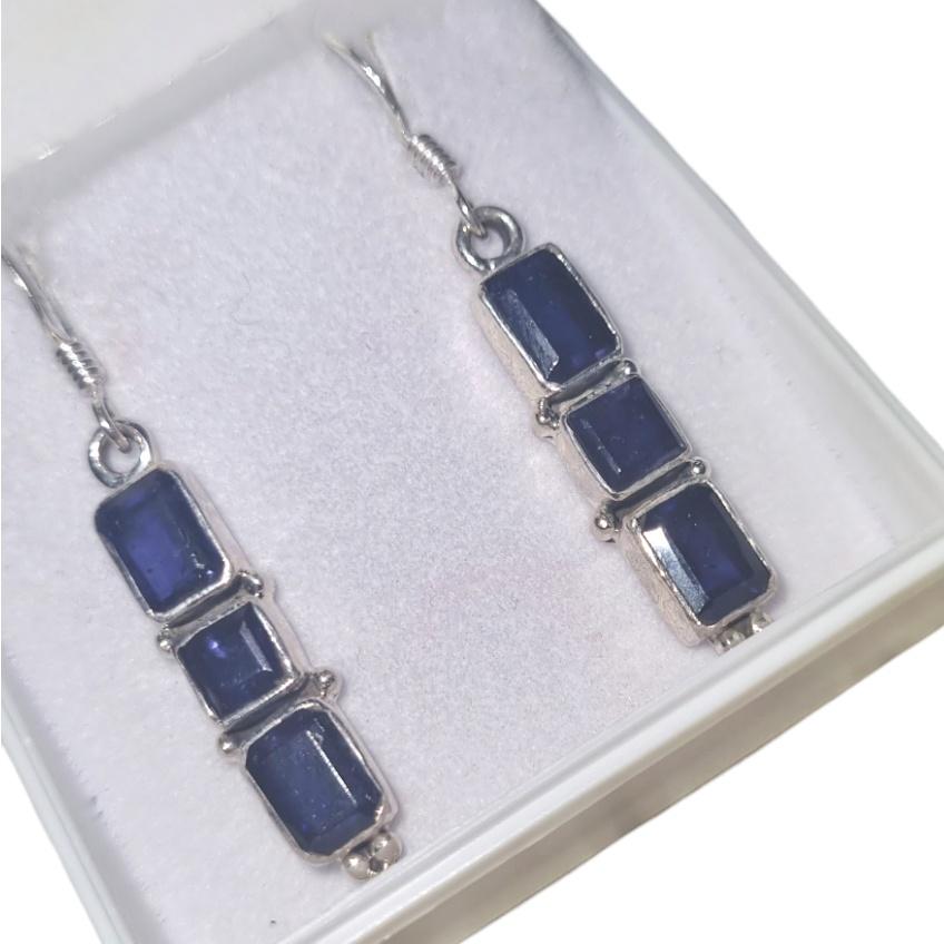 Metallo - Argento 925
Peso lordo - 4,80 grammi
Pietre preziose - Lolite naturale

Ti presentiamo i nostri squisiti orecchini pendenti di design, un vero capolavoro in argento sterling. Realizzati con cura e precisione, questi orecchini presentano