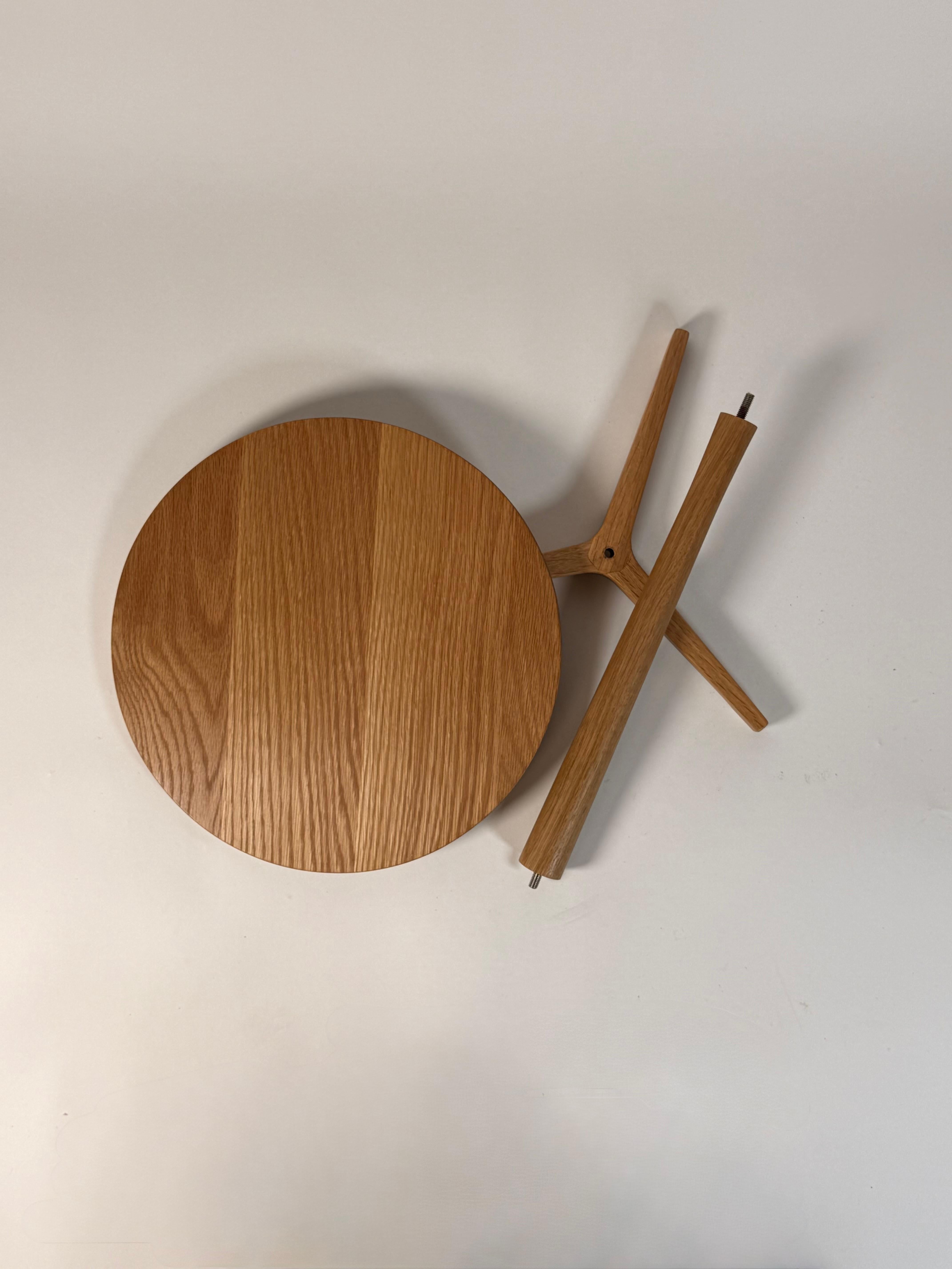 Lollipop side table in Oak For Sale 3