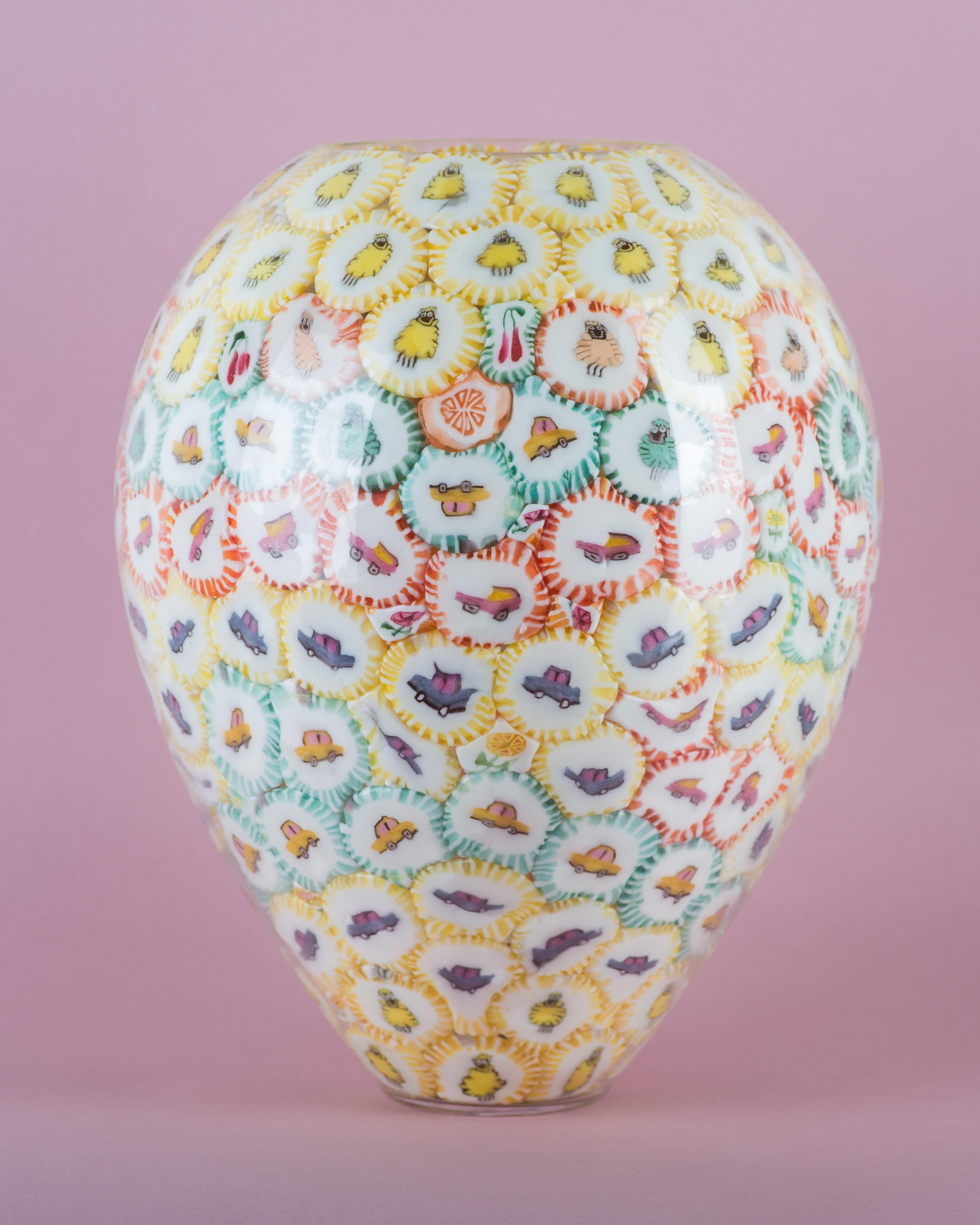 Les vases à sucettes sont les pièces d'art les plus emblématiques d'Anna Jozova. C'est une réaction humoristique à la technique coûteuse et exigeante du verre de Murano. Les sucettes sont collées à l'intérieur de la forme en cristal soufflé à la