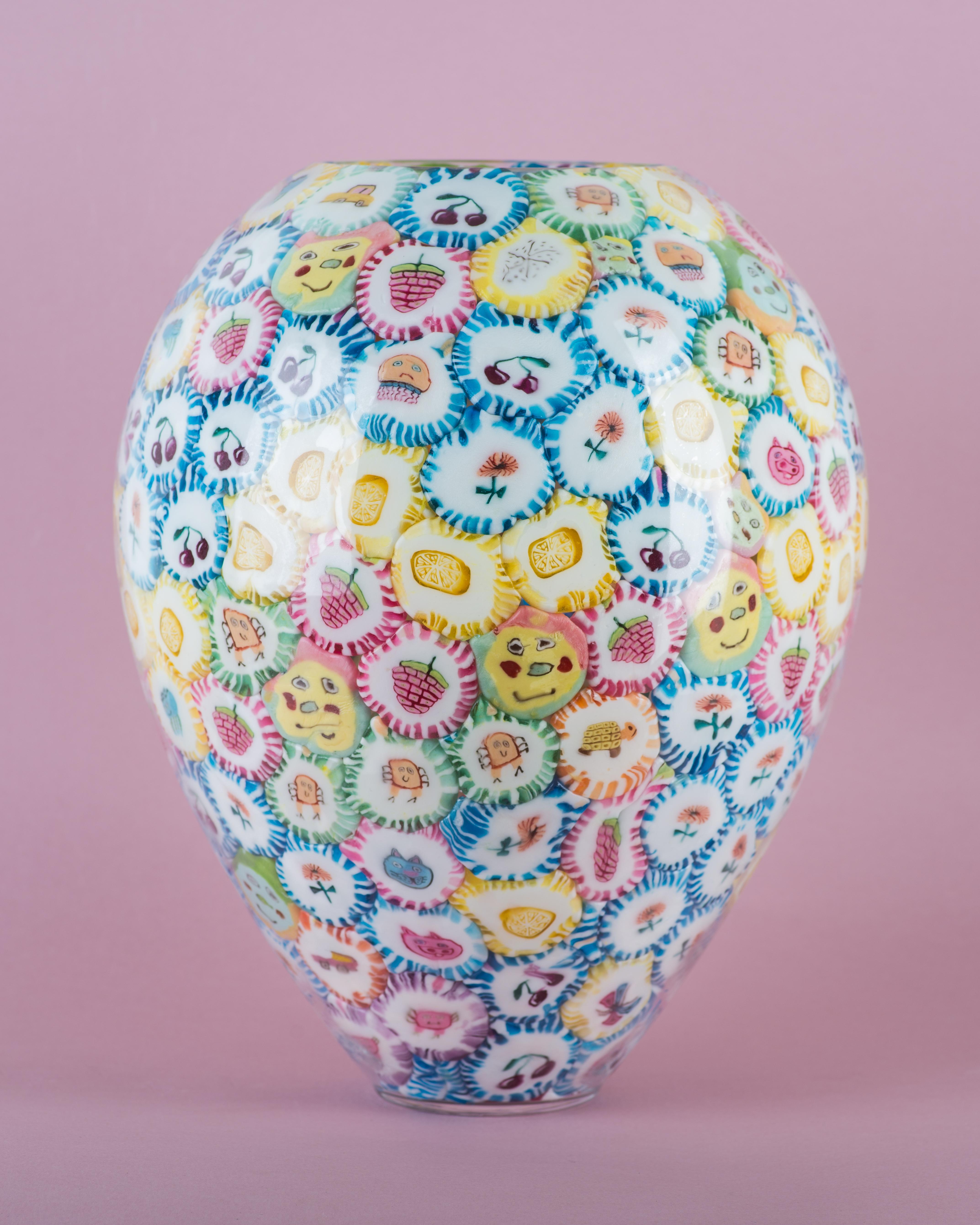 Los jarrones piruleta son las obras de arte más emblemáticas de Anna Jozova. Es una reacción humorística a la costosa y exigente técnica del cristal de Murano. Las piruletas se pegan desde el interior de la forma de cristal soplado a mano y después