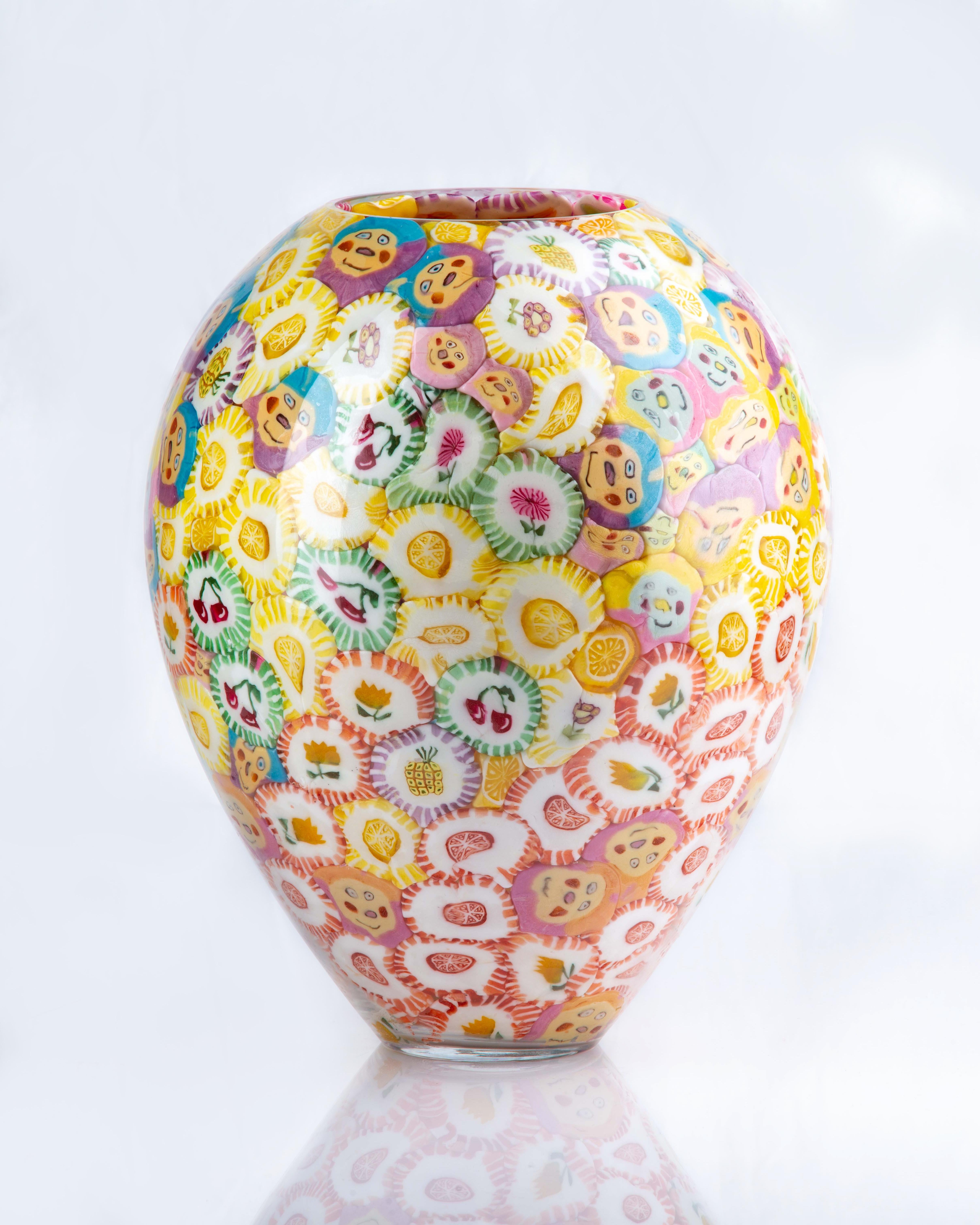 Les vases à sucettes sont les pièces d'art les plus emblématiques d'Anna Jozova. C'est une réaction humoristique à la technique coûteuse et exigeante du verre de Murano. Les sucettes sont collées à l'intérieur de la forme en cristal soufflé à la