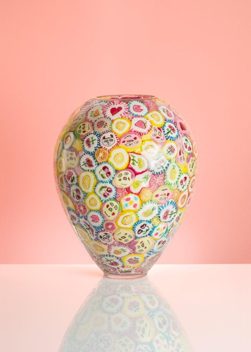 Les vases à sucettes sont les pièces d'art les plus emblématiques d'Anna Jozova. C'est une réaction humoristique à la technique coûteuse et exigeante du verre de Murano. Les sucettes sont collées à l'intérieur de la forme en cristal soufflé à la