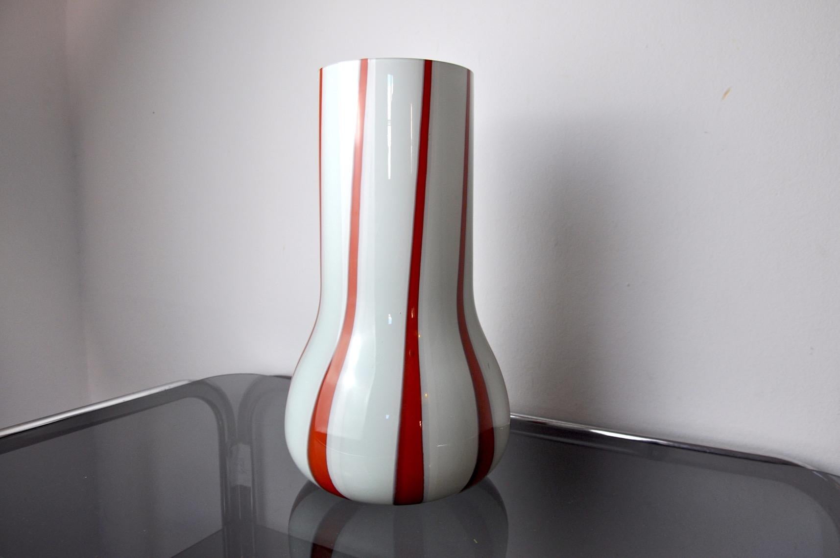 Sehr schöne und große Lollipop-Vase, entworfen und hergestellt von Glasmachermeistern in Muranio, Italien, in den 1960er Jahren. Große Vase, rot und weiß. Sehr schönes Designobjekt, das Ihr Interieur wunderbar schmücken wird. Perfekter Zustand der