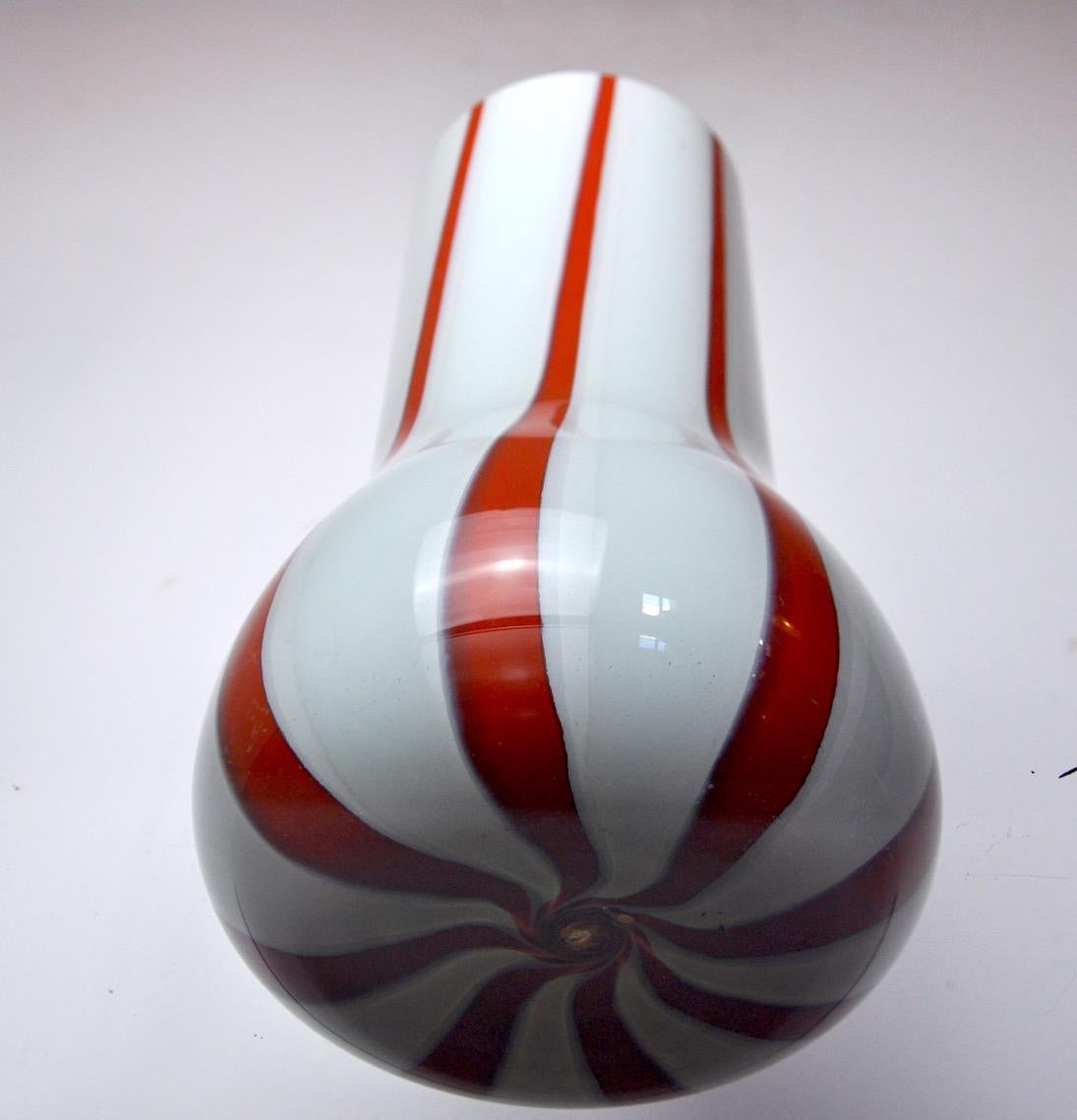 Lollipop Vase, Red and White, Murano Glass, Italy, 1960 In Good Condition For Sale In BARCELONA, ES