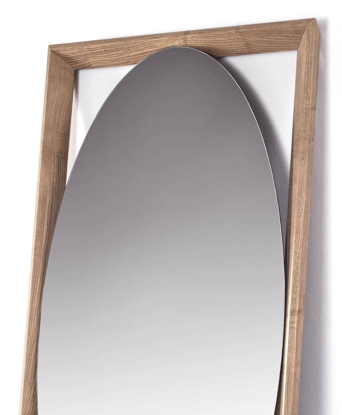 Mirror Loma Gate oval with solid stained ash 
wood frame and with oval mirror glass.
Also available with solid walnut frame on request.
 