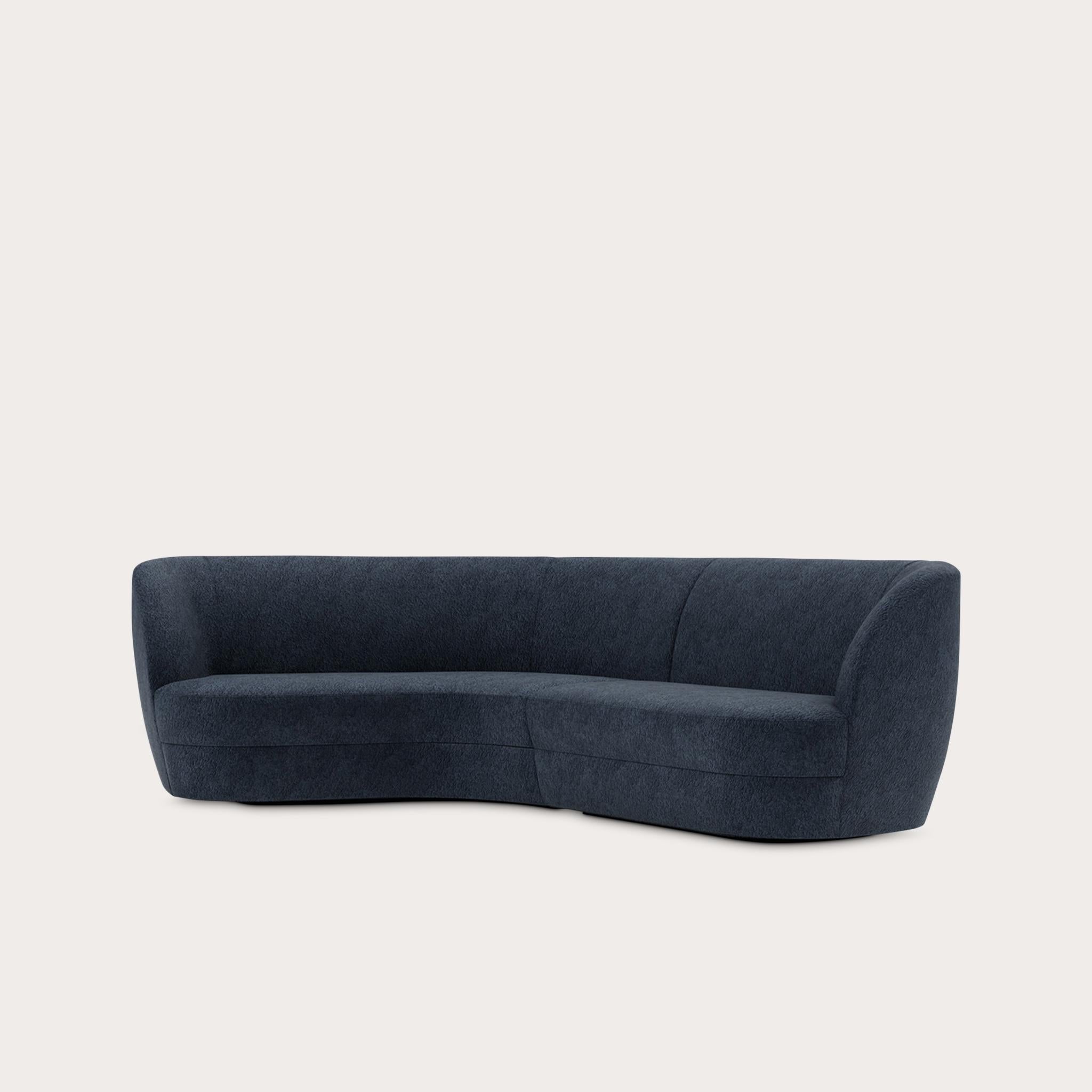 Ce sectionnel Lombard Street de Yabu Pushelberg est composé de cinq modules en forme de U et est tapissé en Bagdat Caddesi, mohair soyeux et doux. Bagdat Caddesi se décline en 7 coloris en provenance d'Italie avec une composition 100% mohair, un