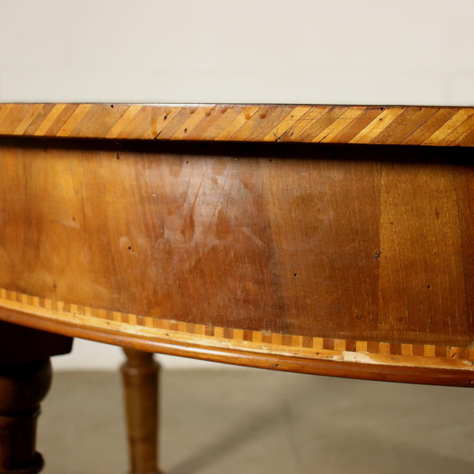 Lombard-Venetian Extensible Table Walnut, Italy, 19th Century In Fair Condition For Sale In Milano, IT