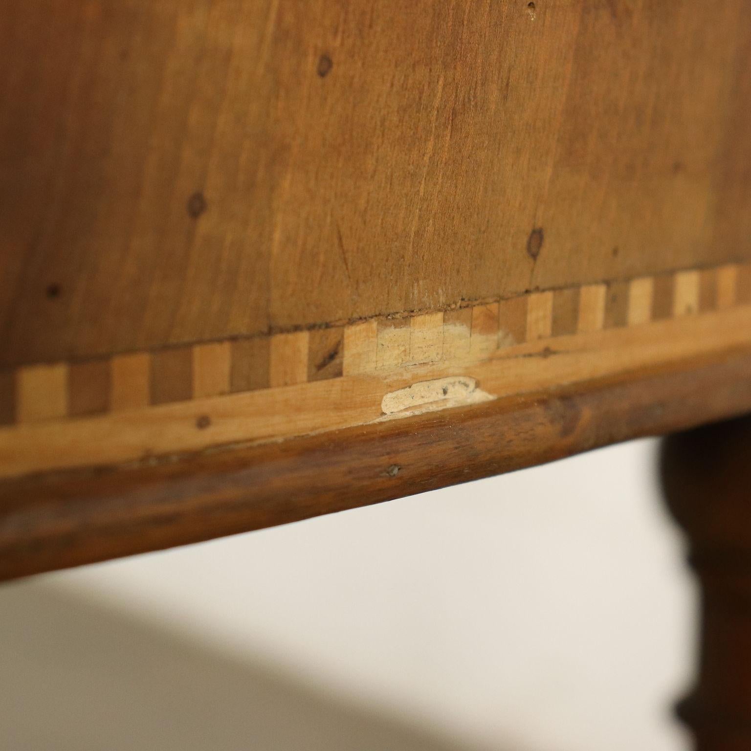 Table à rallonge lombard-vienne extensible en noyer, Italie, 19ème siècle État moyen - En vente à Milano, IT