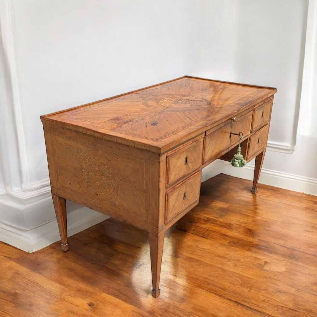 Bureau de style Louis XVI en provenance de Lombardie (Italie), fabriqué au XIXe siècle en bois noble et présentant des éléments de design néoclassique. Cette pièce allie l'élégance historique à un savoir-faire exceptionnel. Elle est idéale pour un