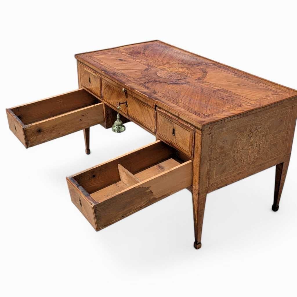 Bureau lombard Louis XVI, bois ancien, Italie, vers 1800 en vente 13
