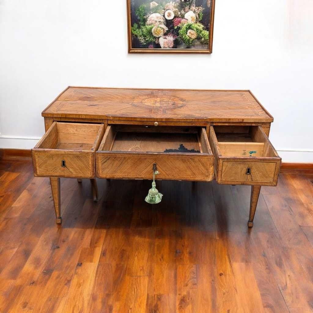 Menuiserie Bureau lombard Louis XVI, bois ancien, Italie, vers 1800 en vente
