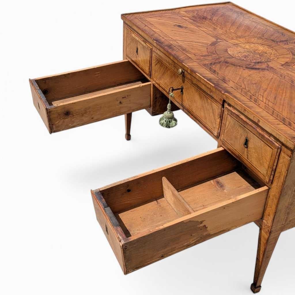 Bureau lombard Louis XVI, bois ancien, Italie, vers 1800 Bon état - En vente à Rancho Cucamonga, CA