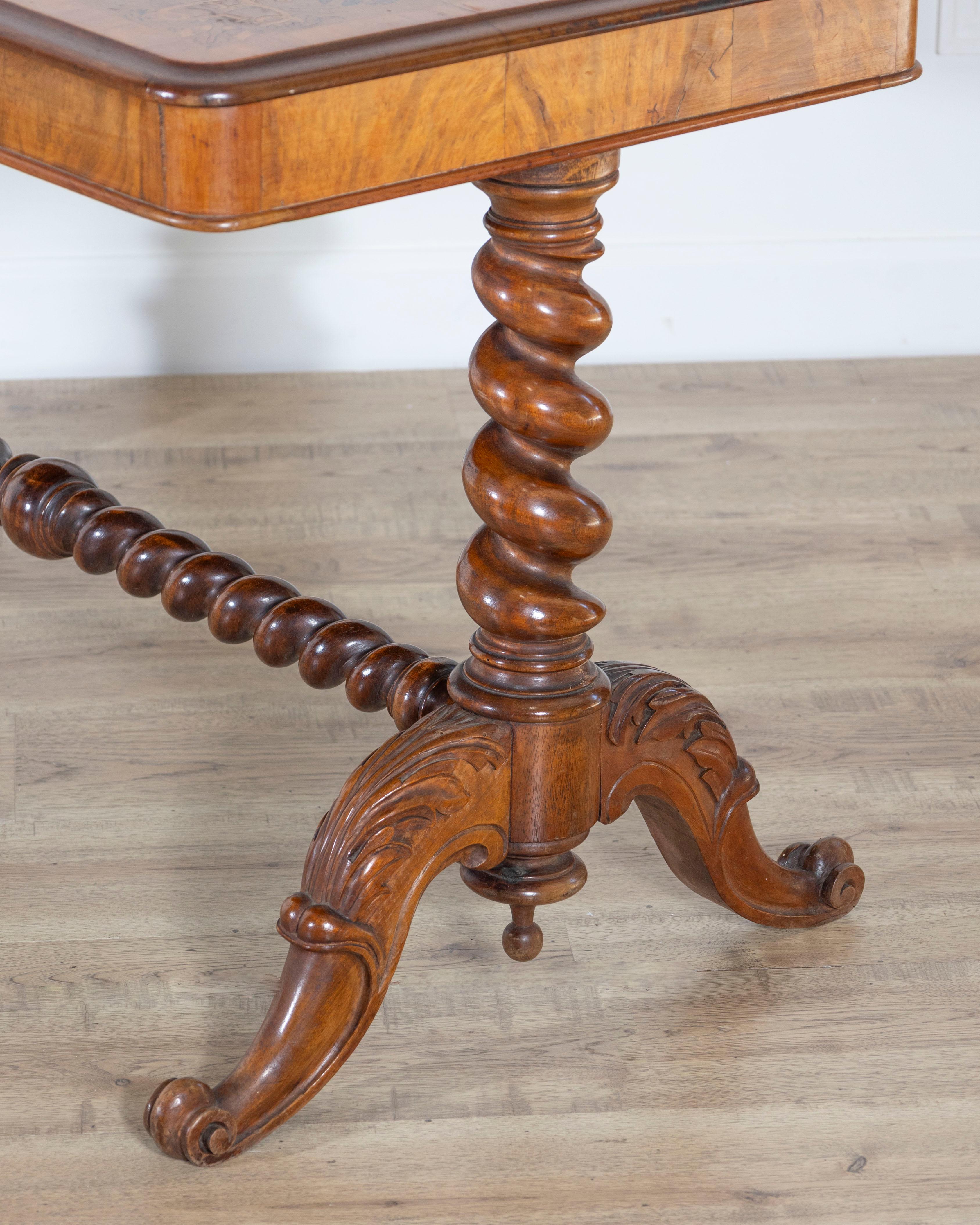 Table rectangulaire lombarde en marqueterie de noyer et de bois précieux, Italie, XIXe siècle en vente 5