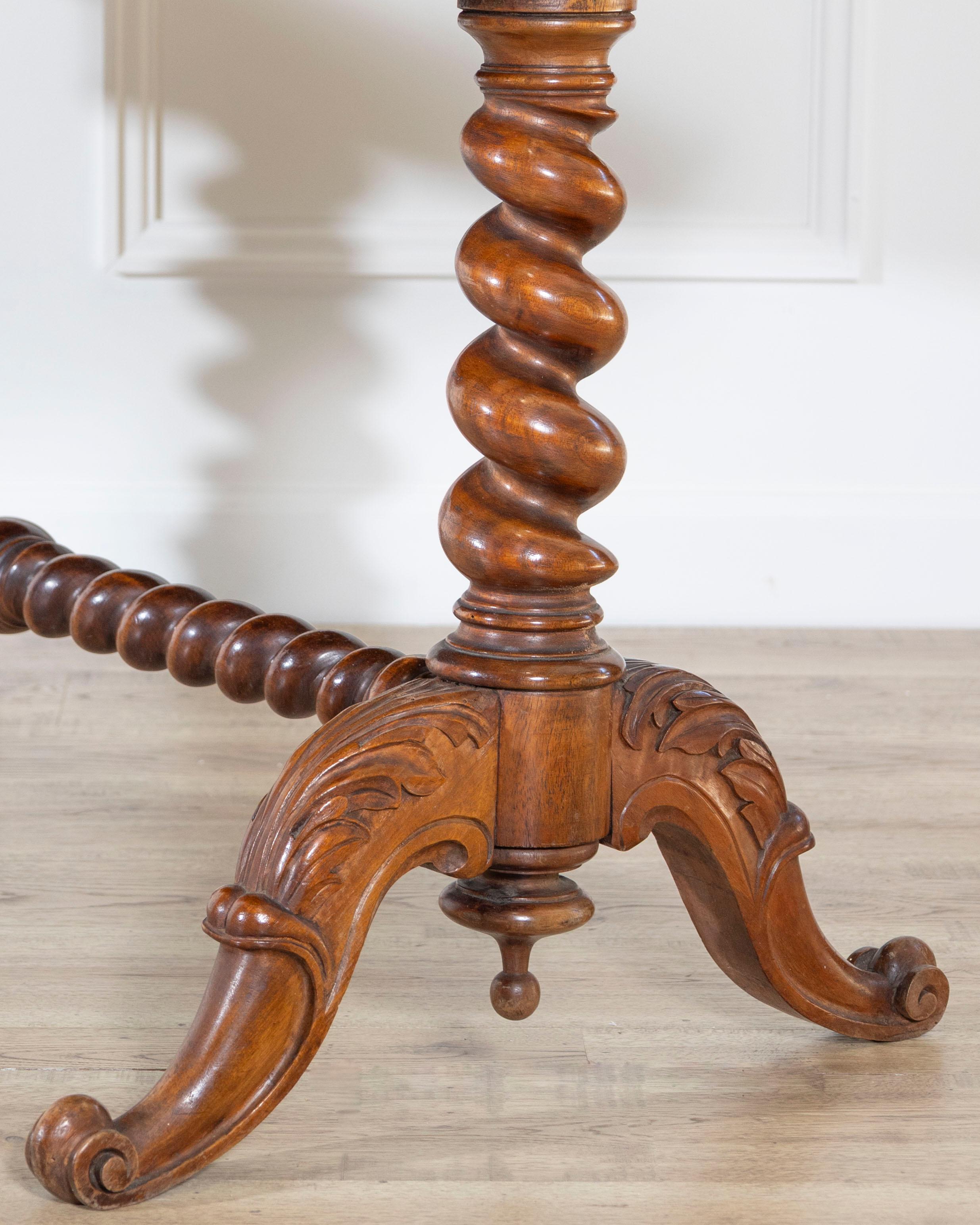 Table rectangulaire lombarde en marqueterie de noyer et de bois précieux, Italie, XIXe siècle en vente 6