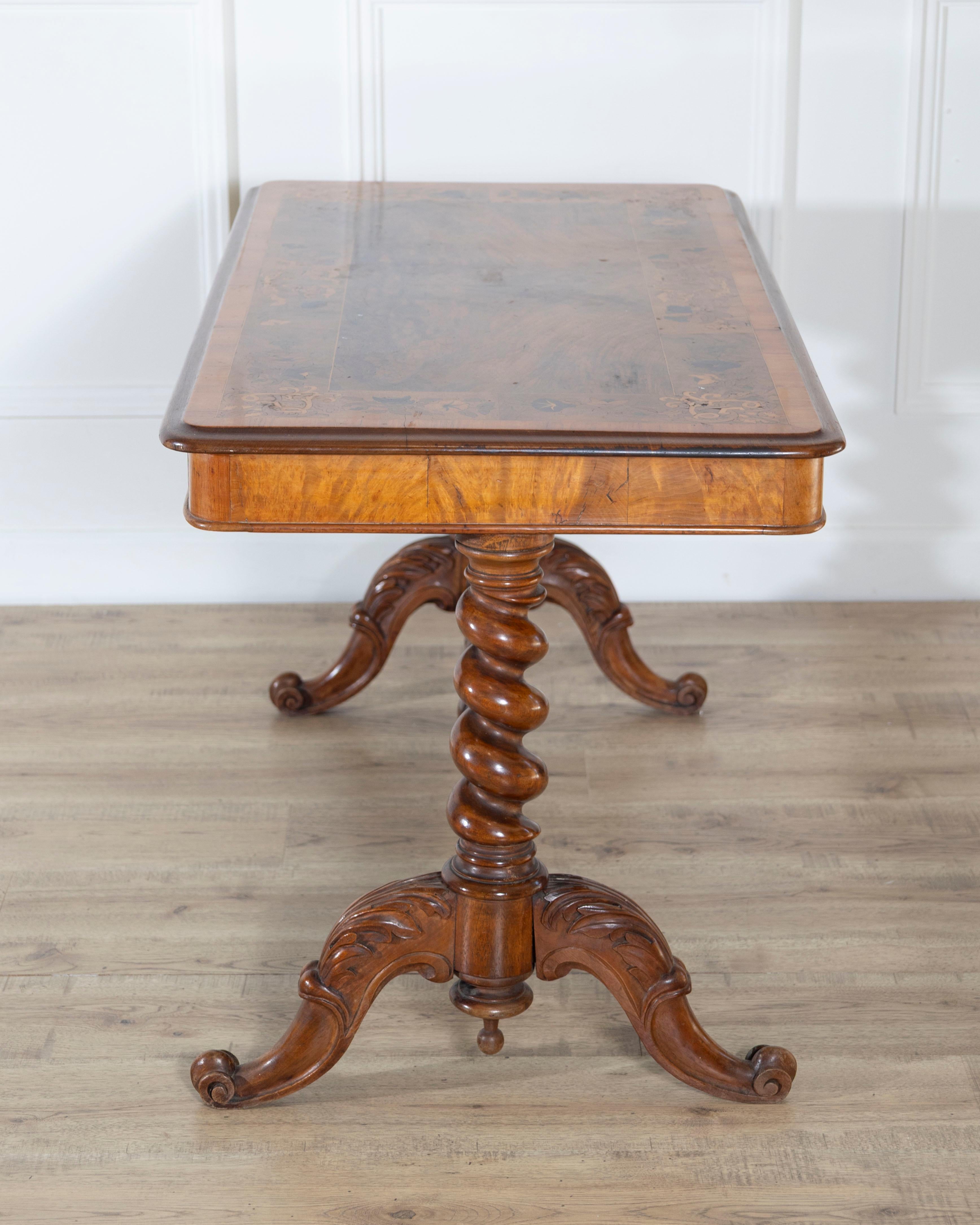 Noyer Table rectangulaire lombarde en marqueterie de noyer et de bois précieux, Italie, XIXe siècle en vente