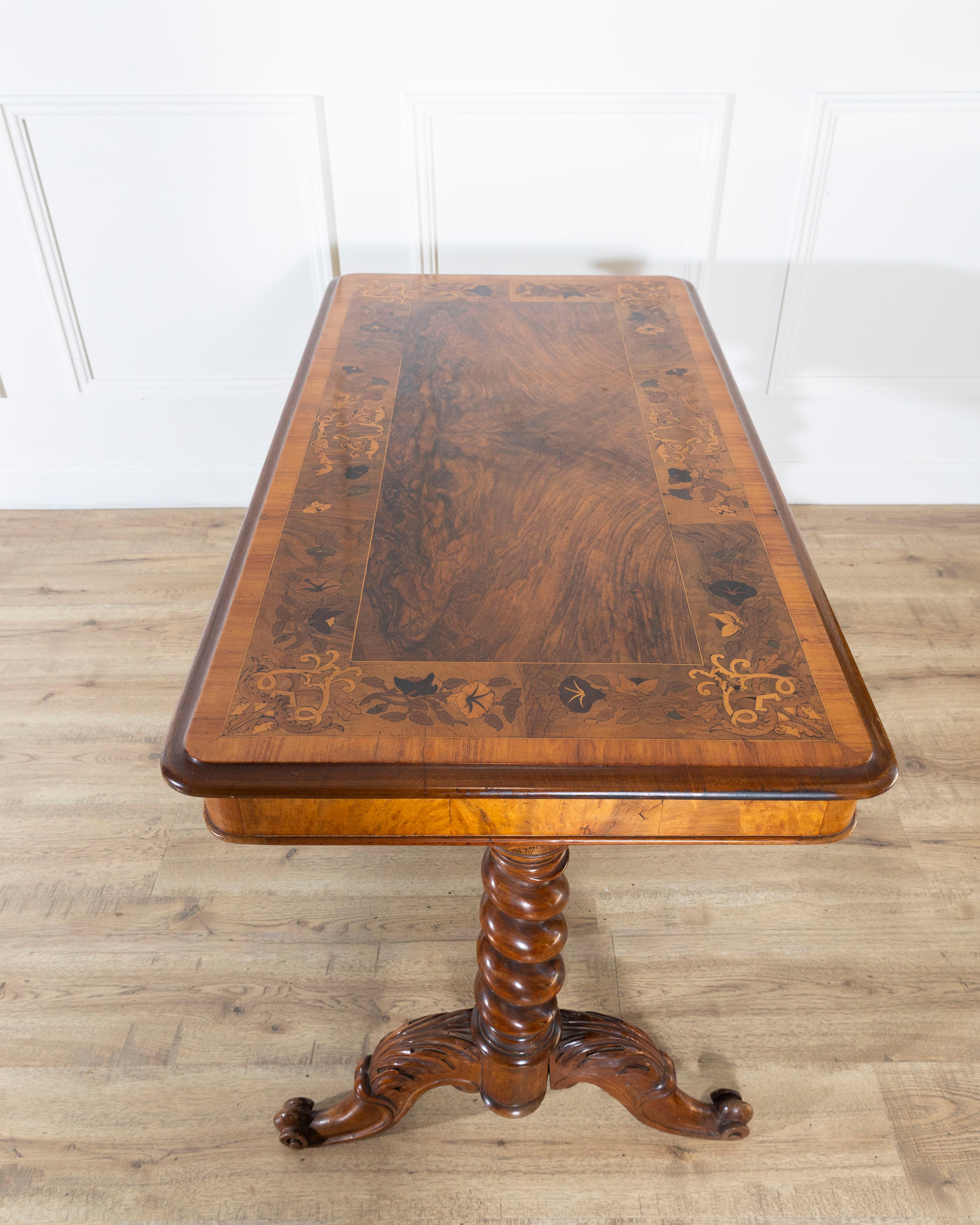 Table rectangulaire lombarde en marqueterie de noyer et de bois précieux, Italie, XIXe siècle en vente 3