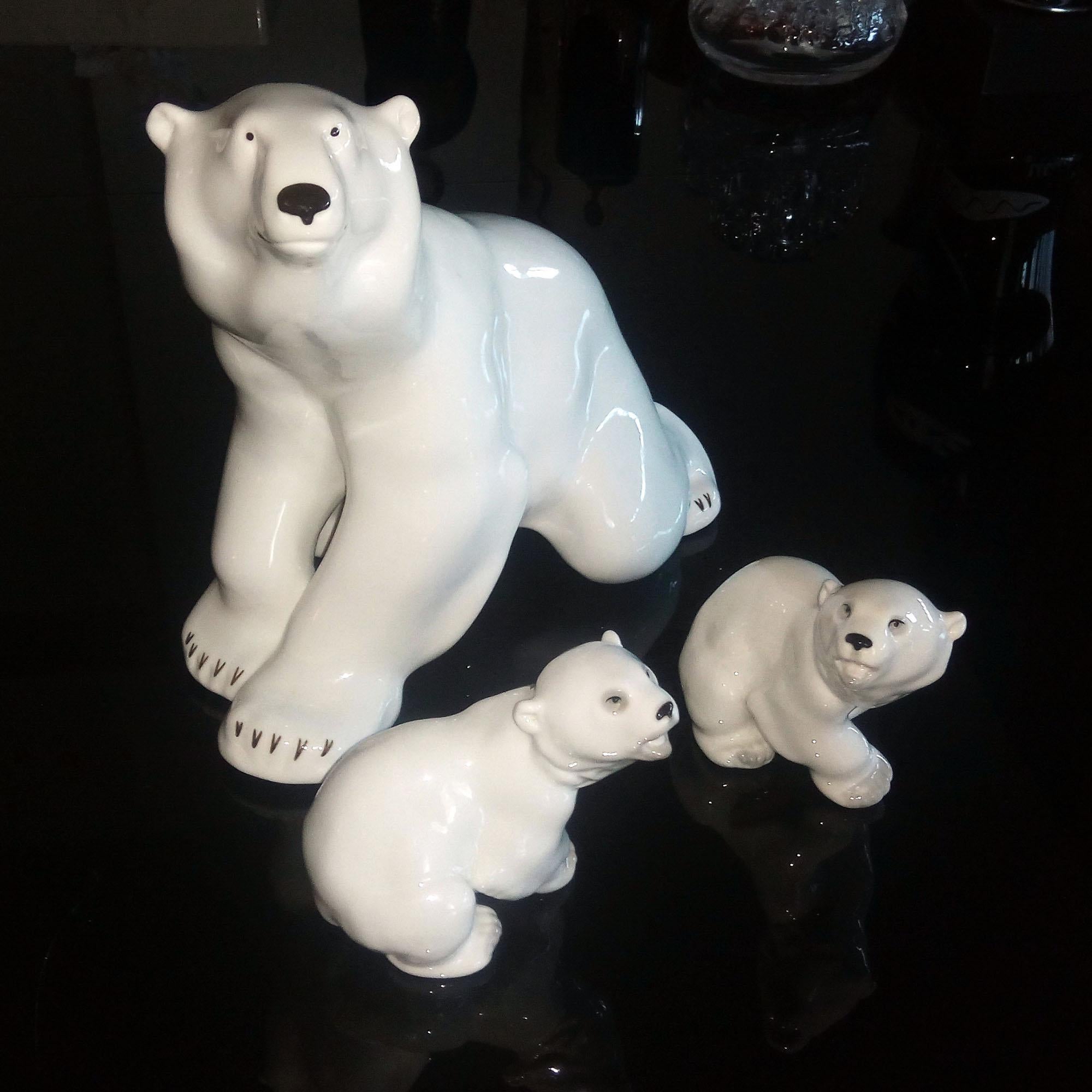 Beautiful large seated polar bear by Lomonosov together with two cubs. Made of hard-paste porcelain, hand painted. Each marked 