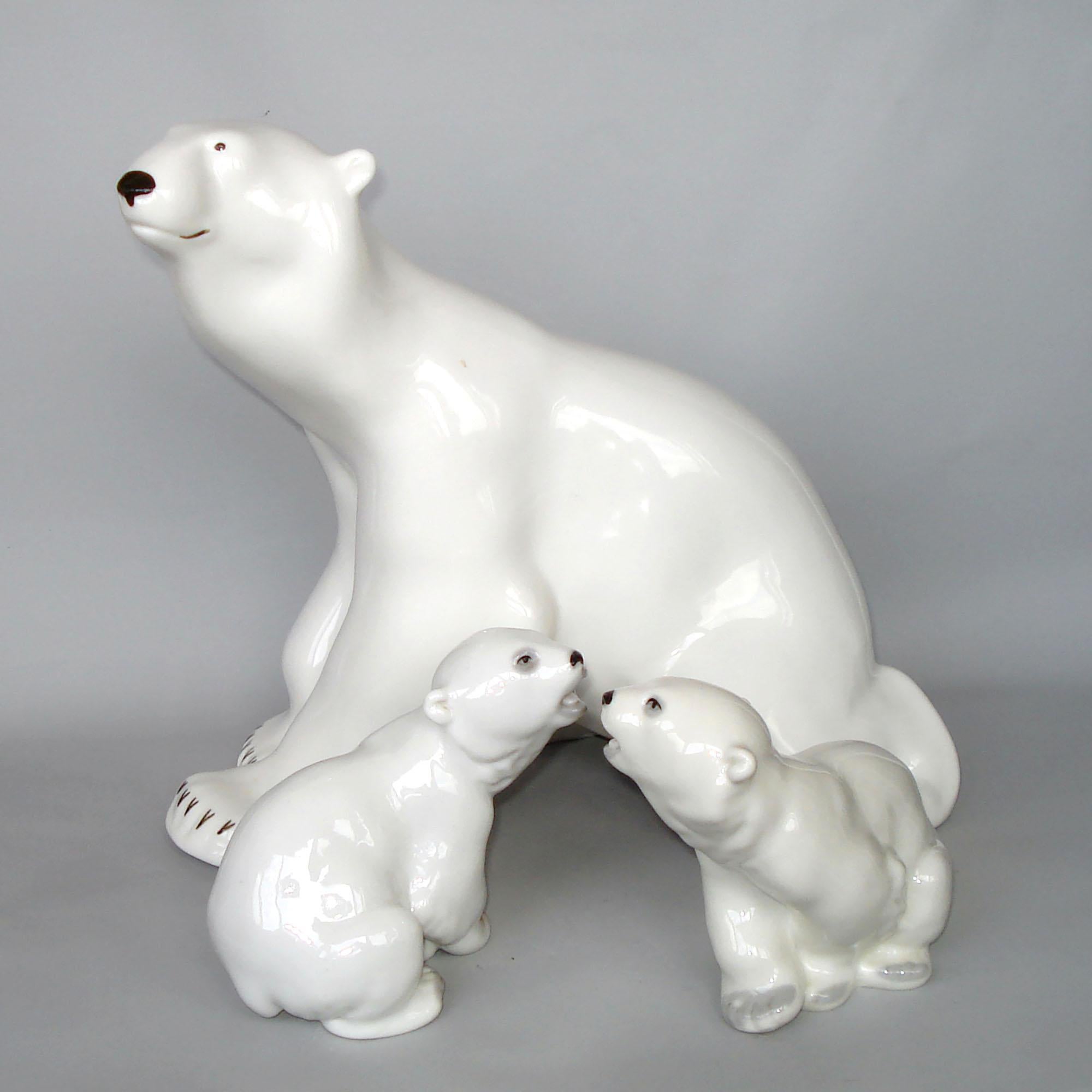 Russe Lomonosov, années 1960, porcelaine ours polaire et deux cubes en vente
