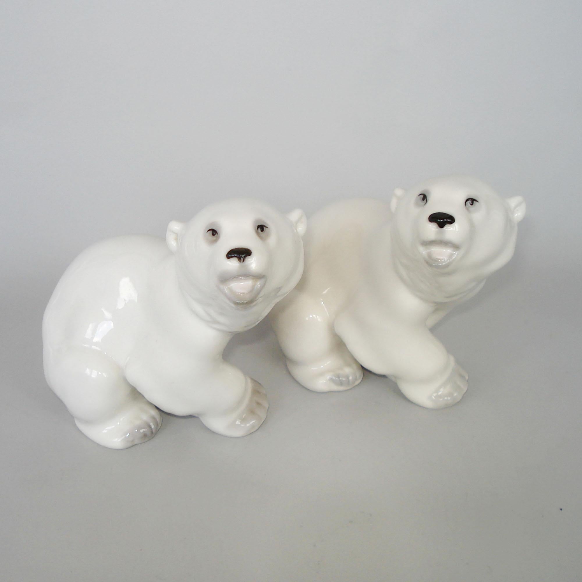 Metà XX secolo Lomonosov, anni '60, Orso polare e due cuccioli in porcellana in vendita