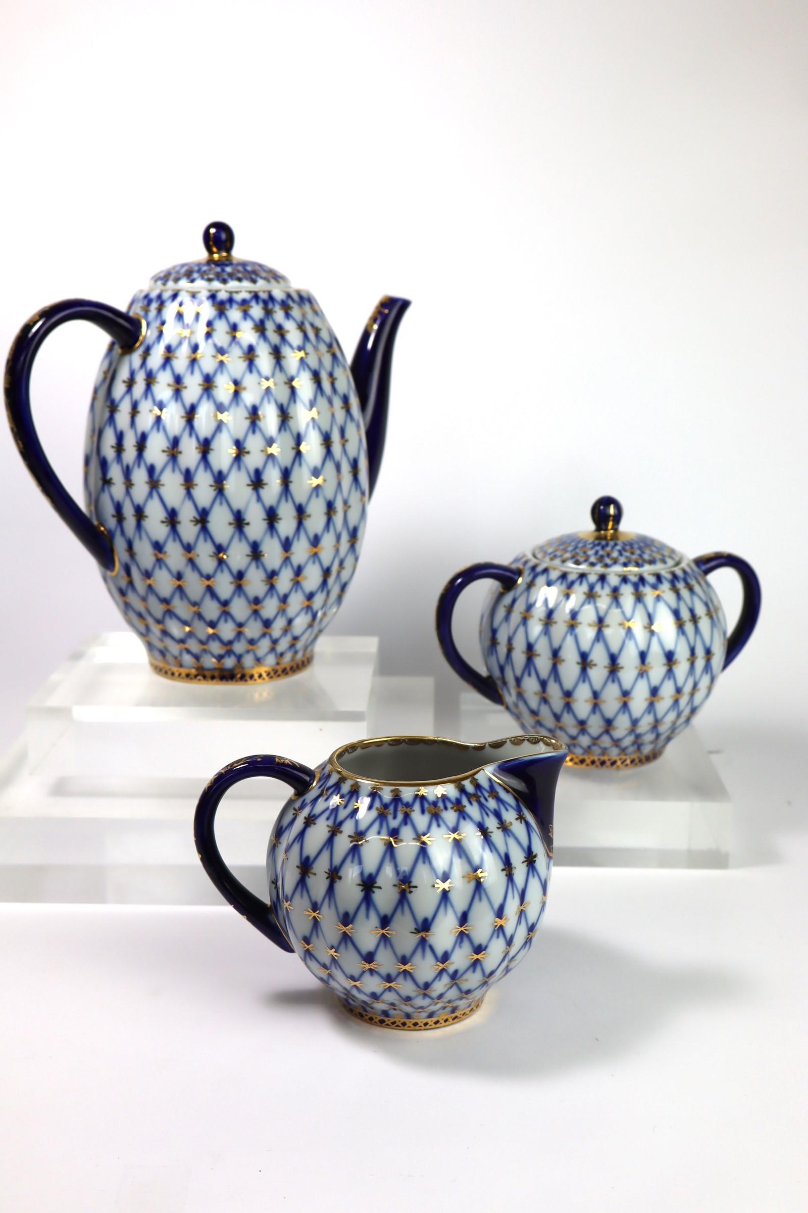 Lomonosov 22 pce teaset 

Imperial Russian manufacturer St-Petersburg

In a high qaulity fine porcelain; handpainted and 22 kt gold gilded

1 tea pot
1 milk jug or creamer
1 sugar bowl
6 saucers
6 dessert plates
1 cookie dish

Still in very fine
