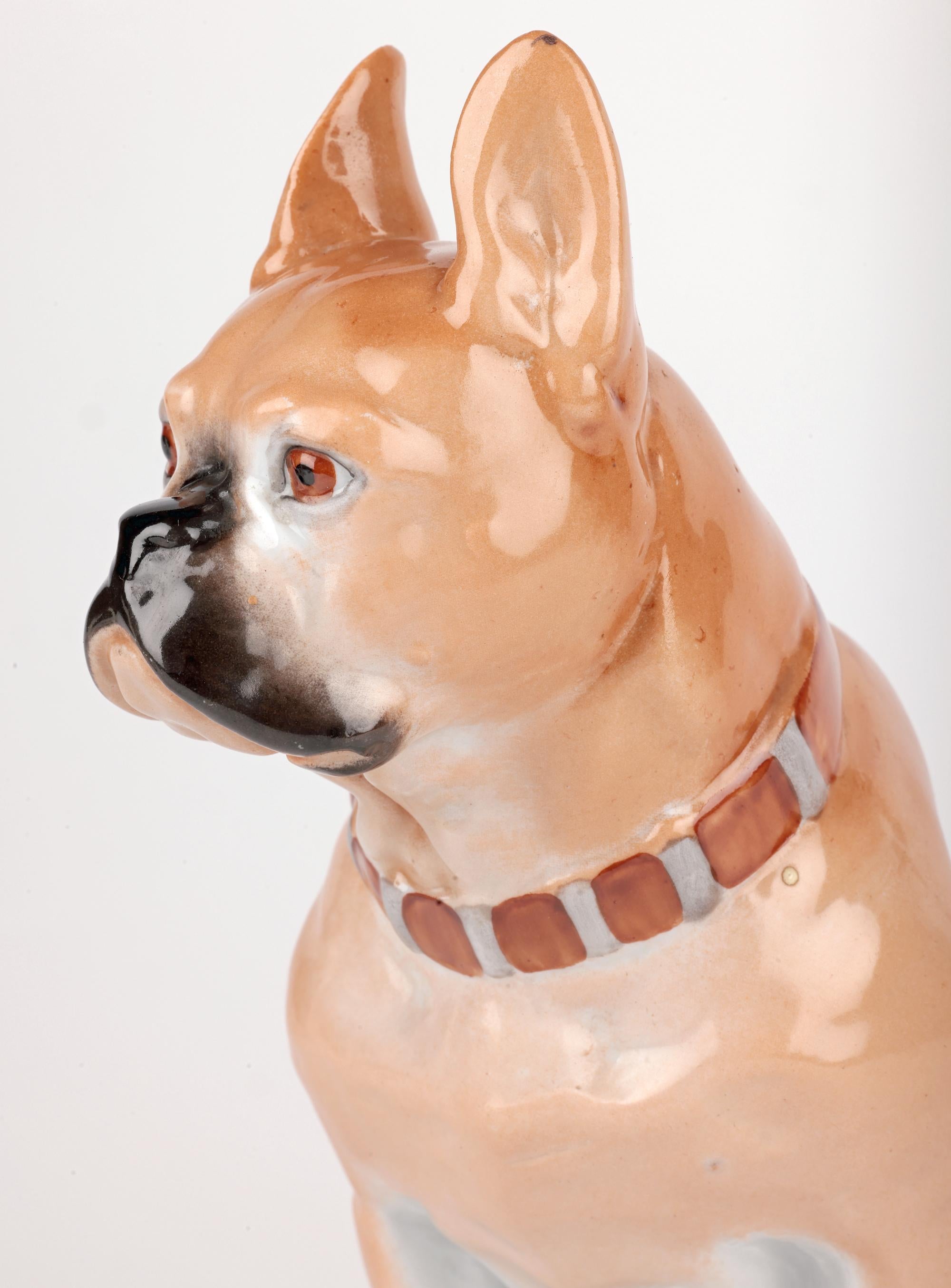 Ravissante figurine en porcelaine russe du milieu du siècle représentant un Bouledogue assis sur un socle, peinte à la main par Lomonosov et datant des années 1950/60. La figure bien modelée d'un grand bouledogue repose sur une base intégrale ovale