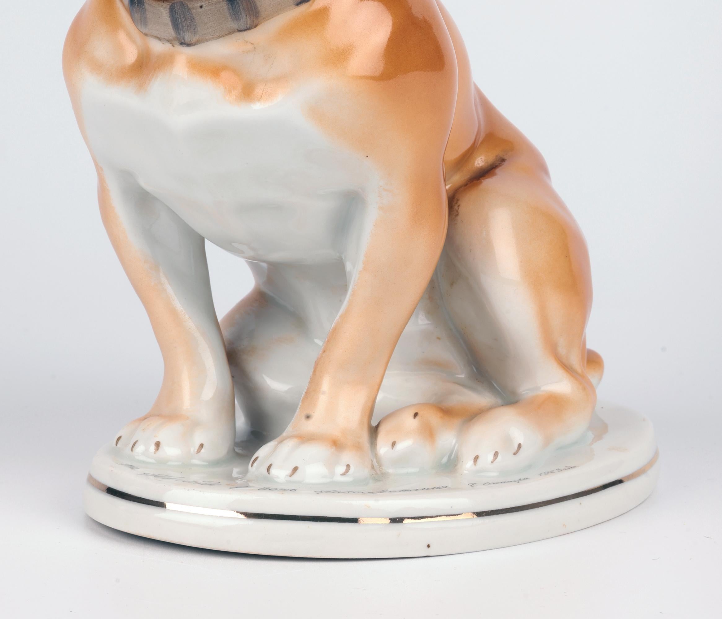 Lomonosov Porcelain Figur einer Bulldogge, handbemalt, Mitte des Jahrhunderts (Moderne der Mitte des Jahrhunderts) im Angebot