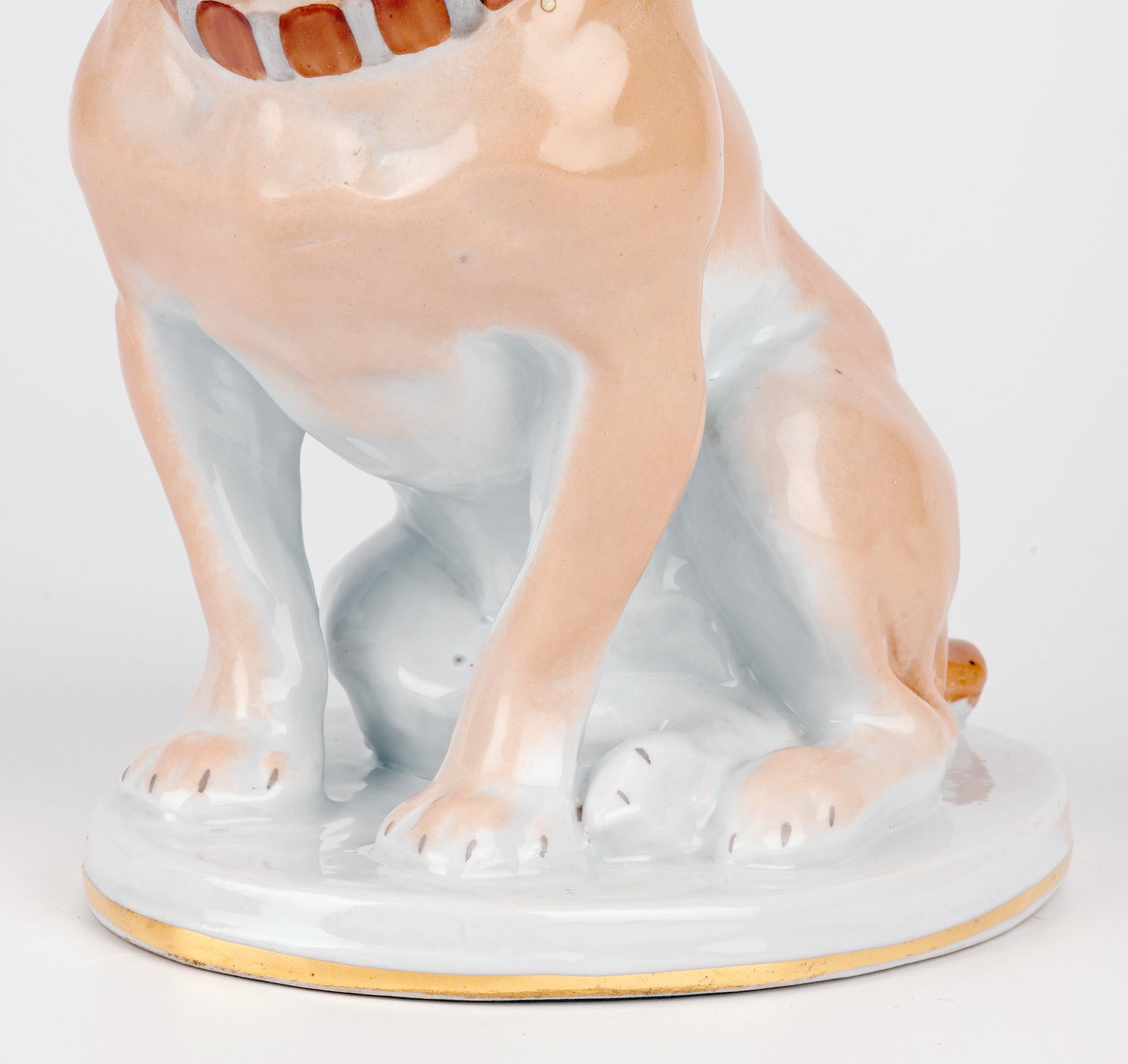 Mid-Century Modern Lomonosov Porcelain du milieu du siècle, peint à la main, représentant un bouledogue en vente