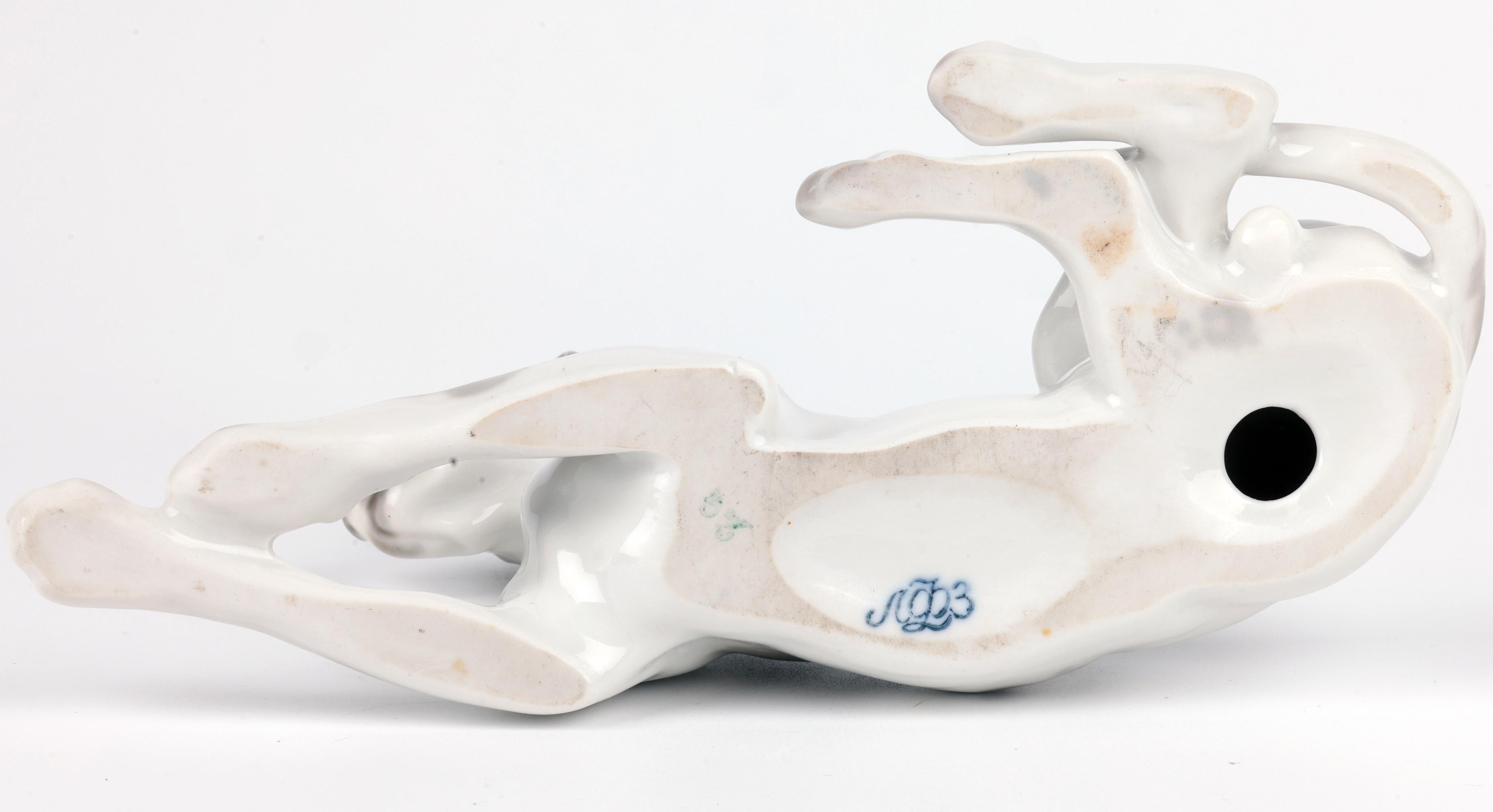 Lomonosov Porcelain du milieu du siècle, peint à la main, représentant un chien couché en vente 4
