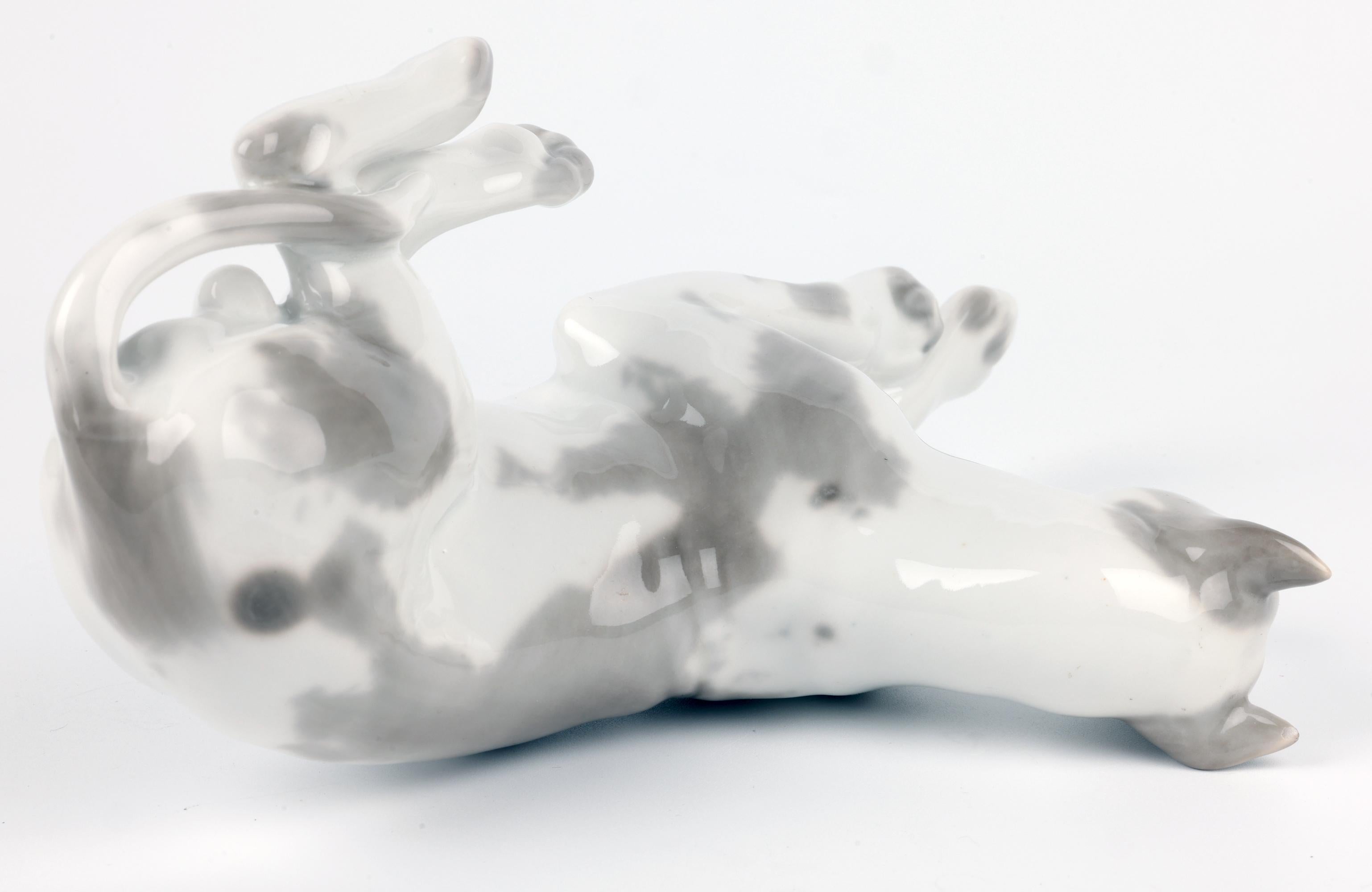 Lomonosov Porcelain du milieu du siècle, peint à la main, représentant un chien couché en vente 5