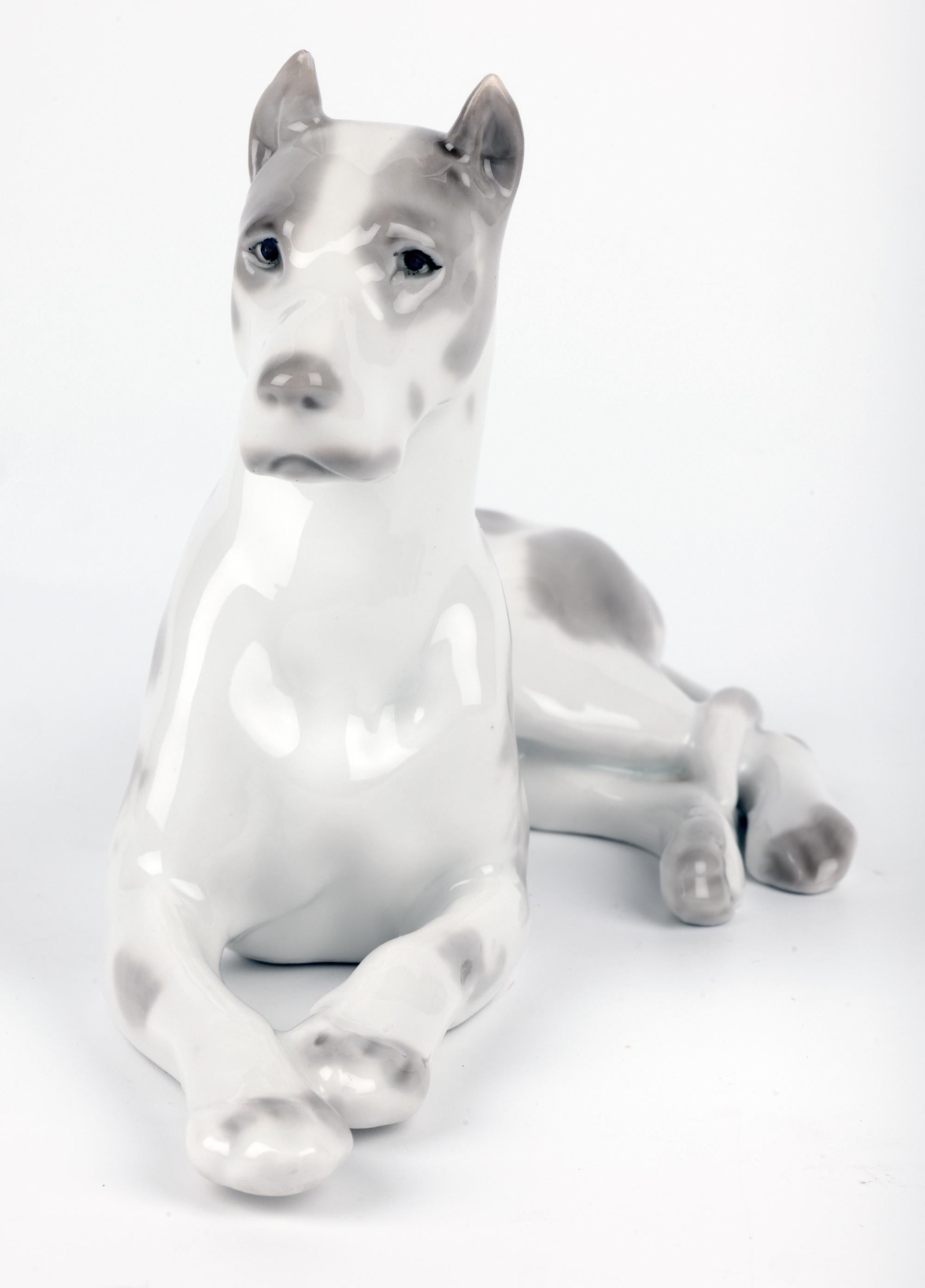 Lomonosov Porcelain du milieu du siècle, peint à la main, représentant un chien couché en vente 6