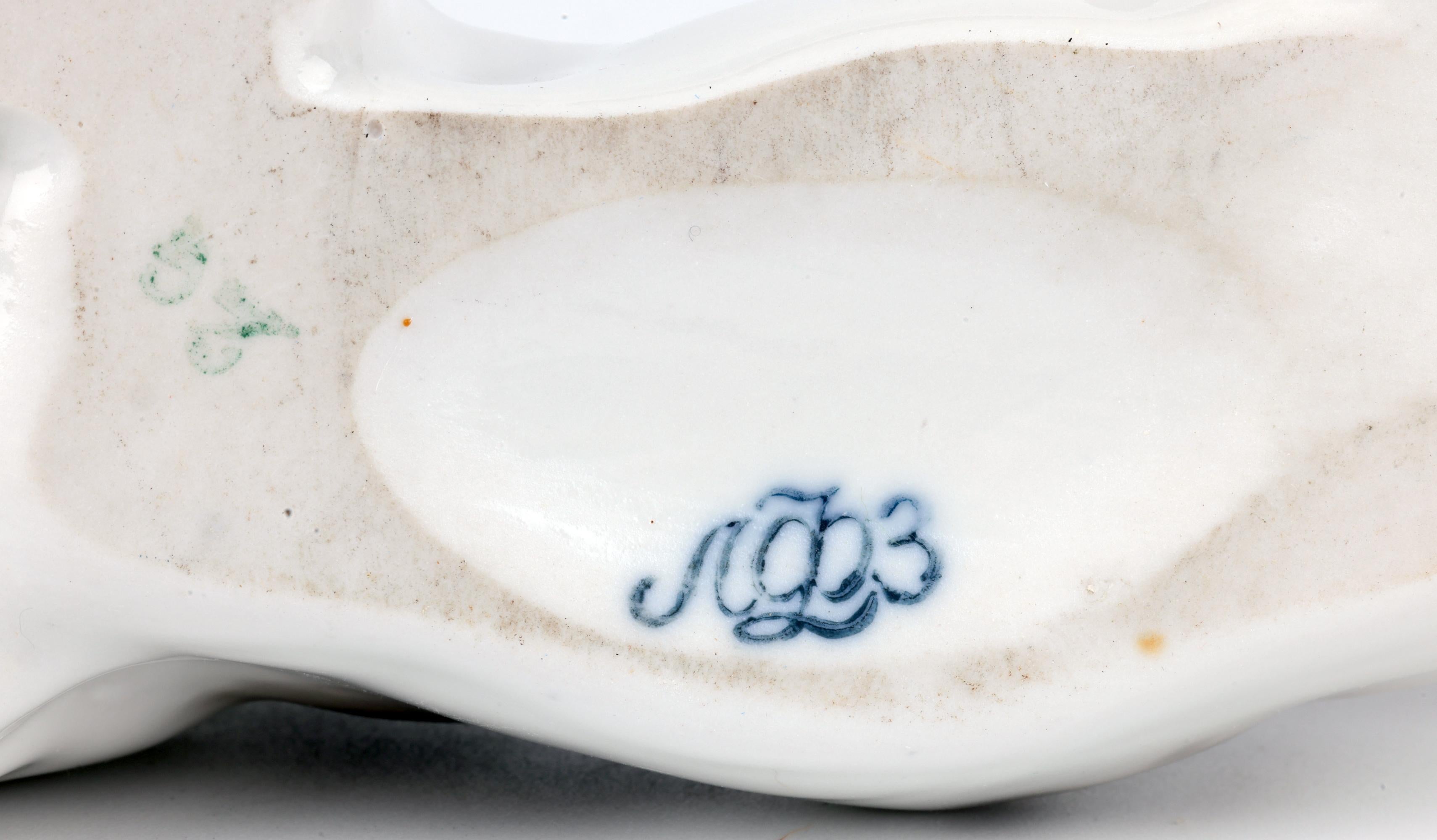 Lomonosov Porcelain du milieu du siècle, peint à la main, représentant un chien couché en vente 7